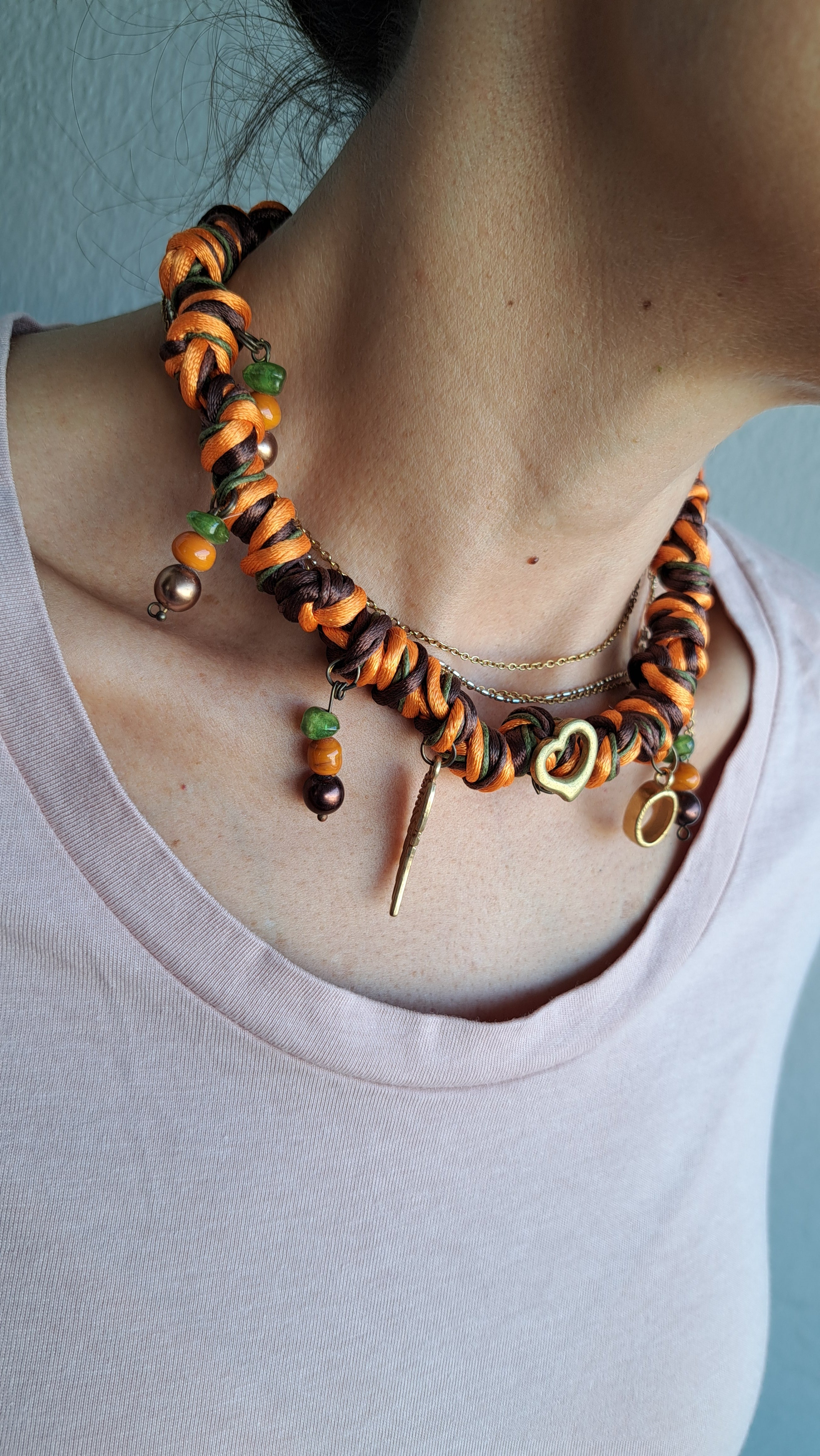 Κολιέ με κορδέλες και μεταλλικά στοιχεία | kallαίσθησις