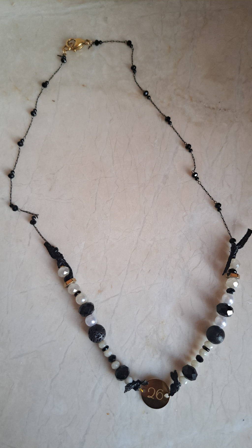 Κολιέ σε Μαύρο–Λευκό με Στοιχείο “26” | Kallαίσθησις