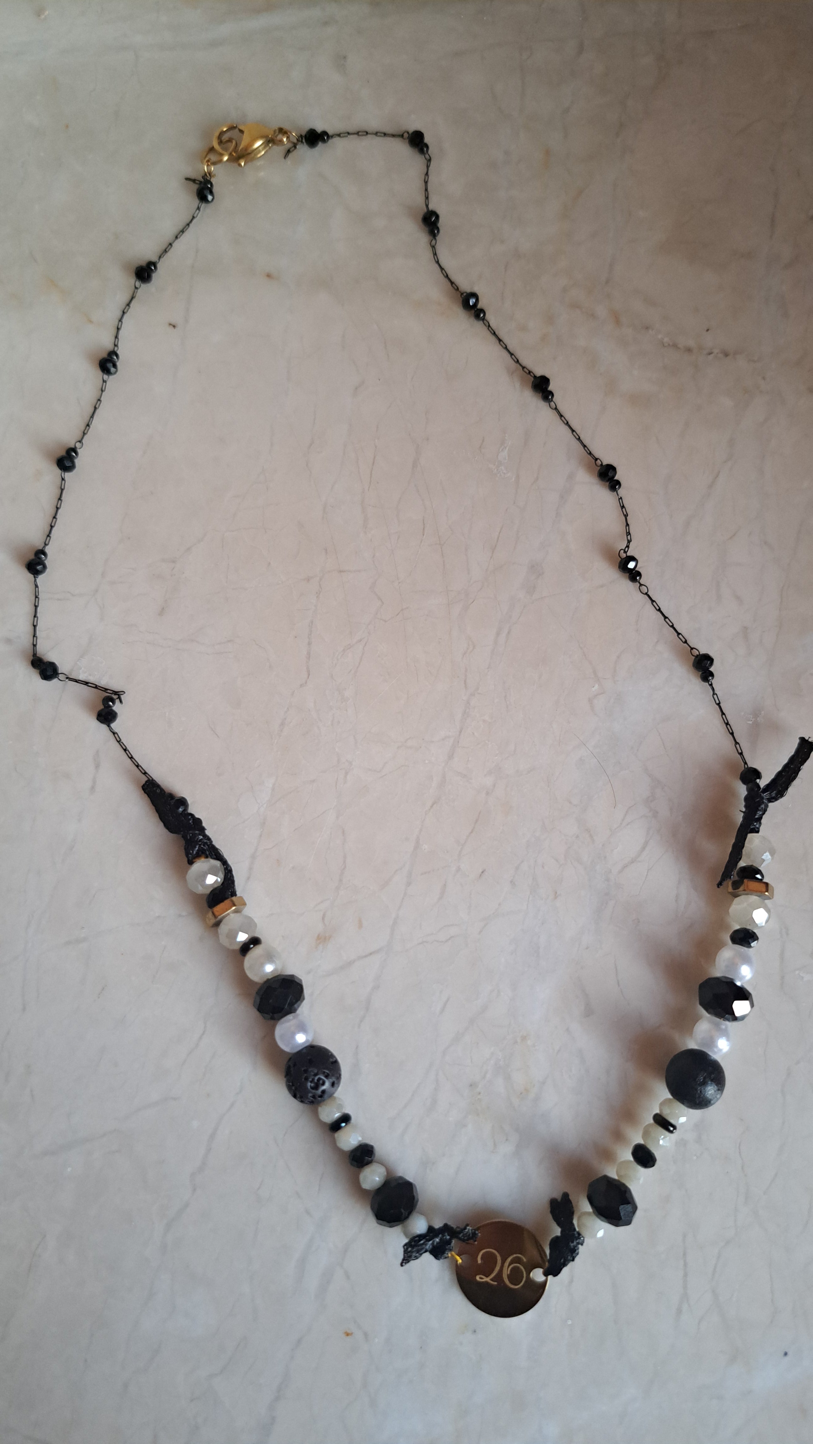 Κολιέ σε Μαύρο–Λευκό με Στοιχείο “26” | Kallαίσθησις