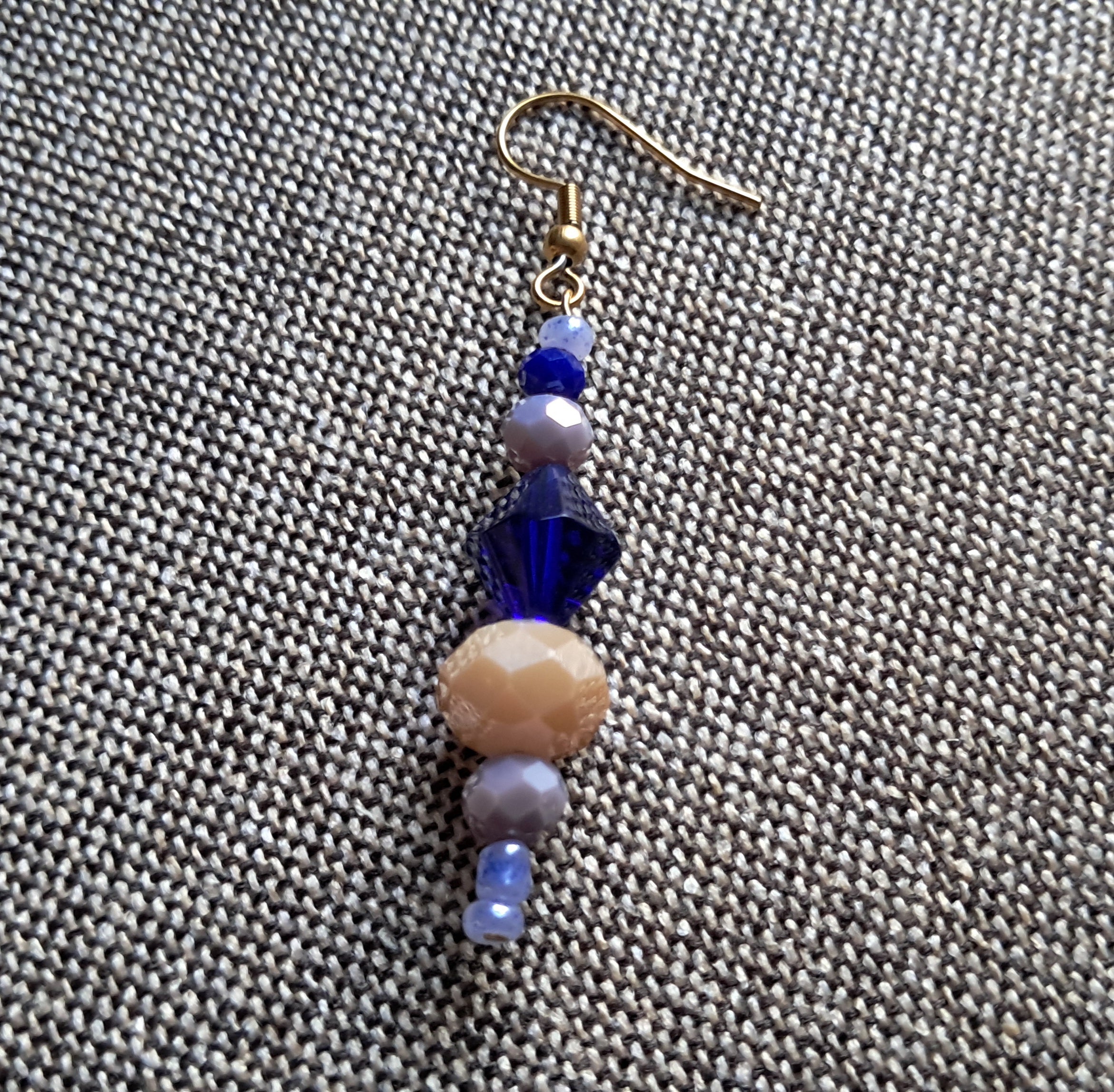 Σκουλαρίκια με γυάλινες μωβ και μπεζ χάντρες | kallαίσθησις