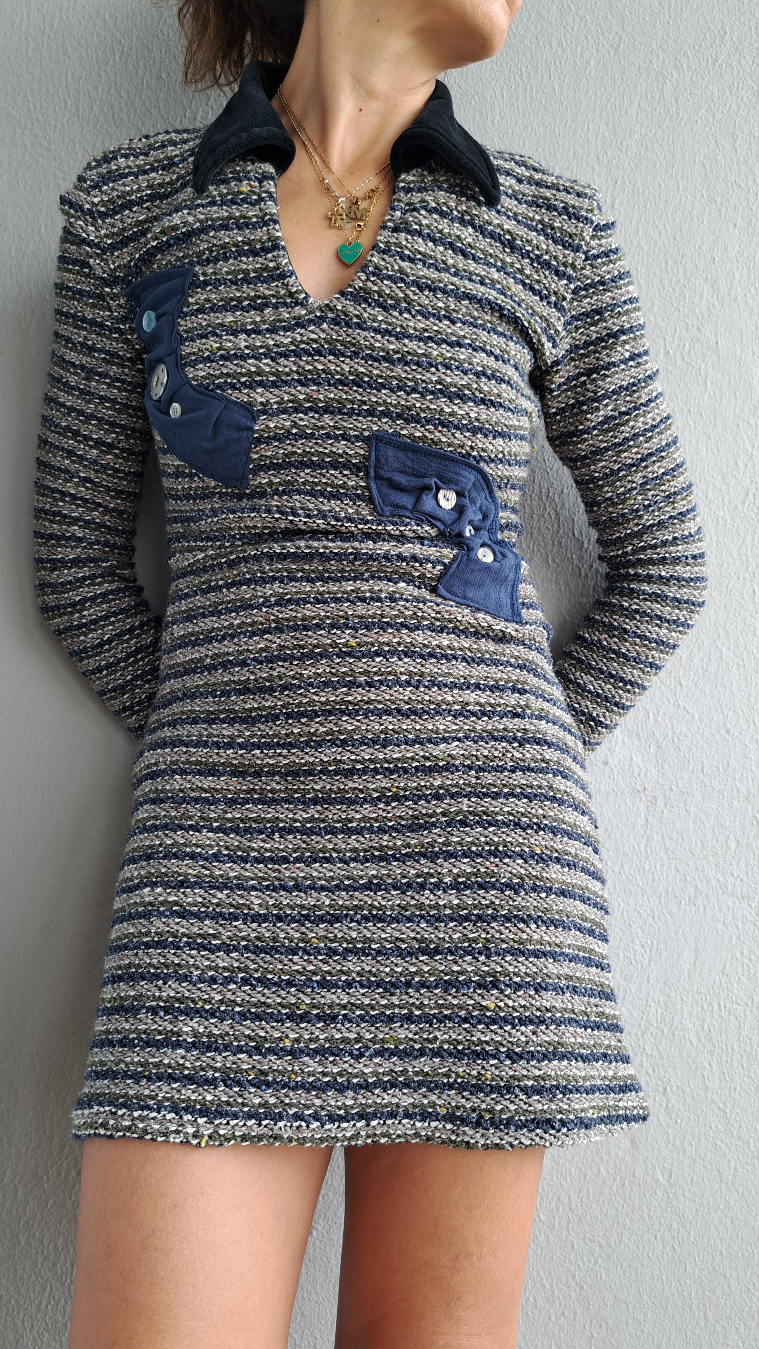 Μίνι φόρεμα με ρίγες και μπλε λεπτομέρειες | kallαίσθησις