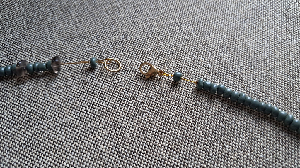 Κολιέ με πράσινες χάντρες & φυσικό βότσαλο | kallαίσθησις