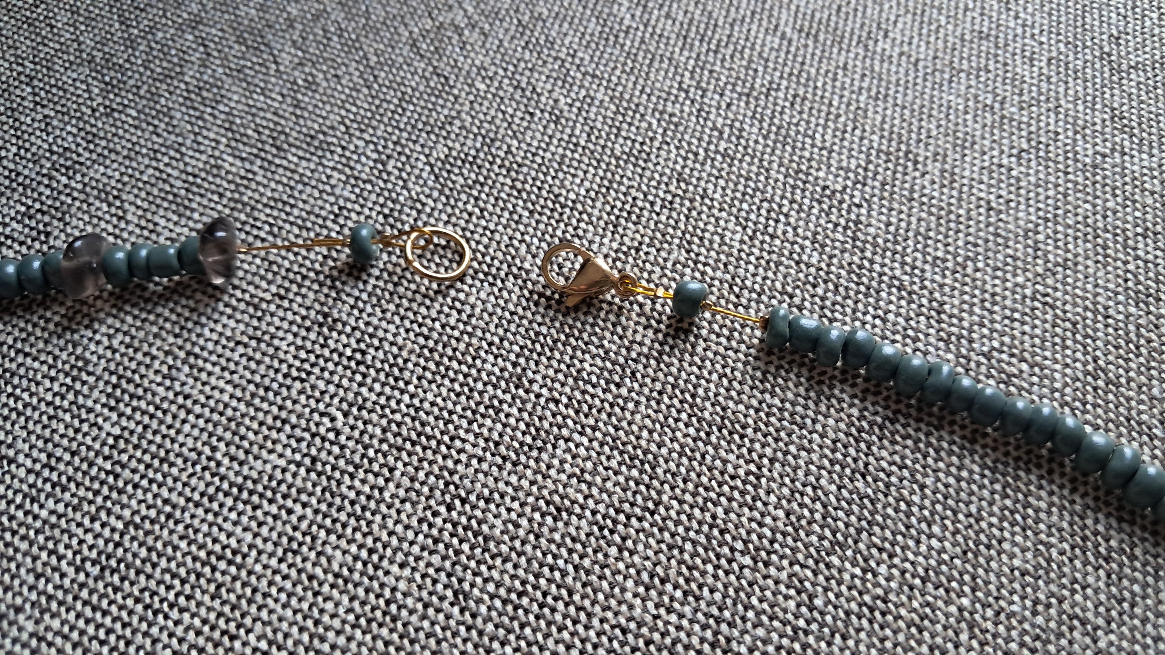 Κολιέ με πράσινες χάντρες & φυσικό βότσαλο | kallαίσθησις