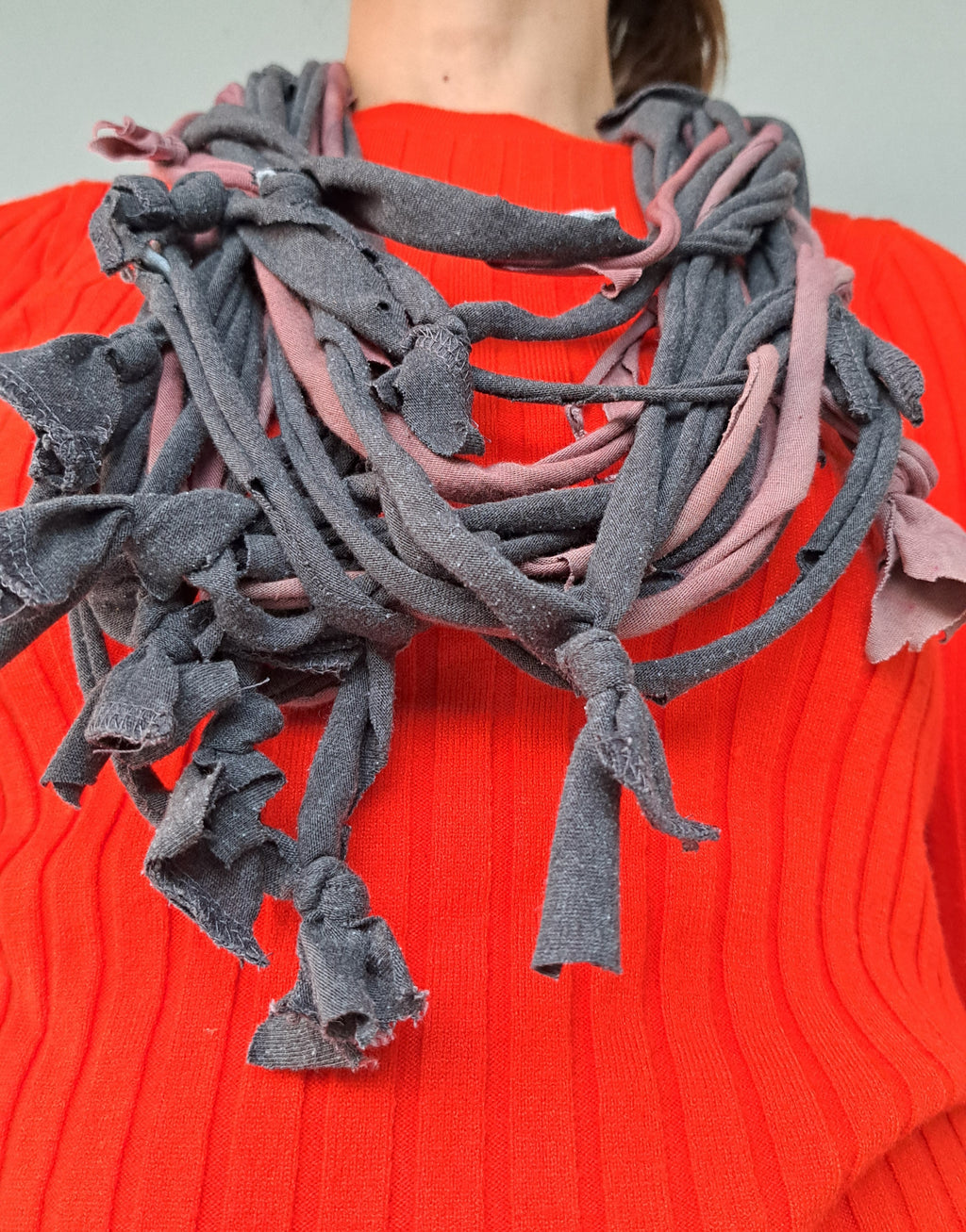 Εντυπωσιακό Υφασμάτινο Κολιέ με Πλούσιο Δέσιμο | Kallαίσθησις