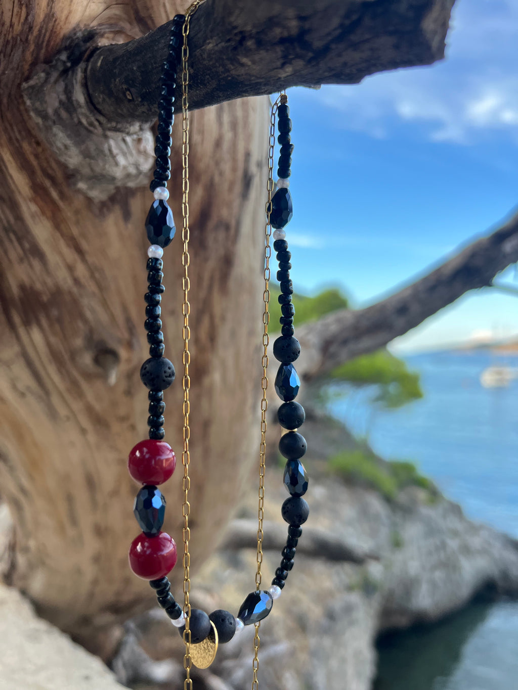 Χειροποίητο Κολιέ με Μαύρες & Κόκκινες Χάντρες και Χρυσή Αλυσίδα | Kallαισθησις