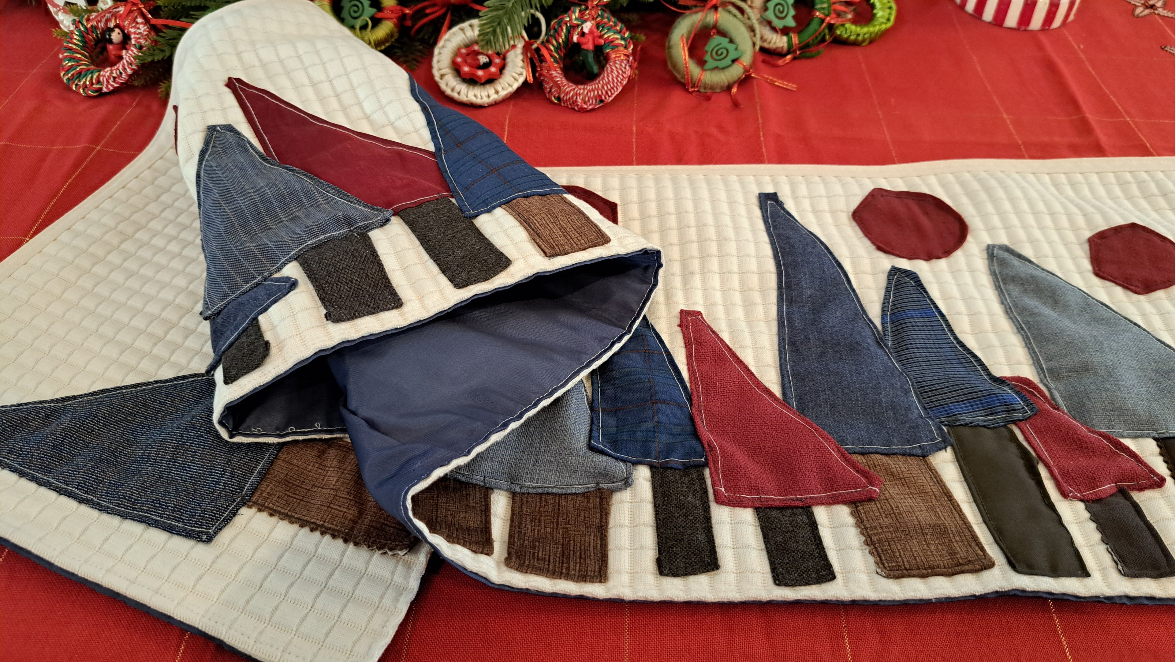 Χριστουγεννιάτικη Τραβέρσα με Δεντράκια σε Μπλε & Μπορντό Τόνους | Kallαίσθησις