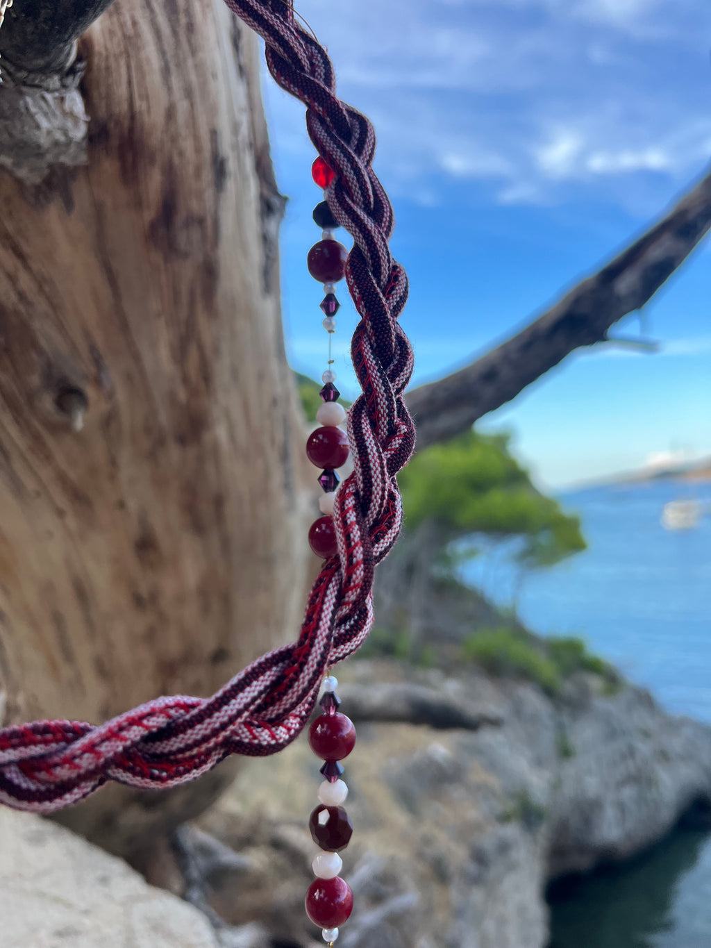 Χειροποίητο Κολιέ με Πλεκτό Κορδόνι & Κόκκινες Χάντρες | Kallαισθησις