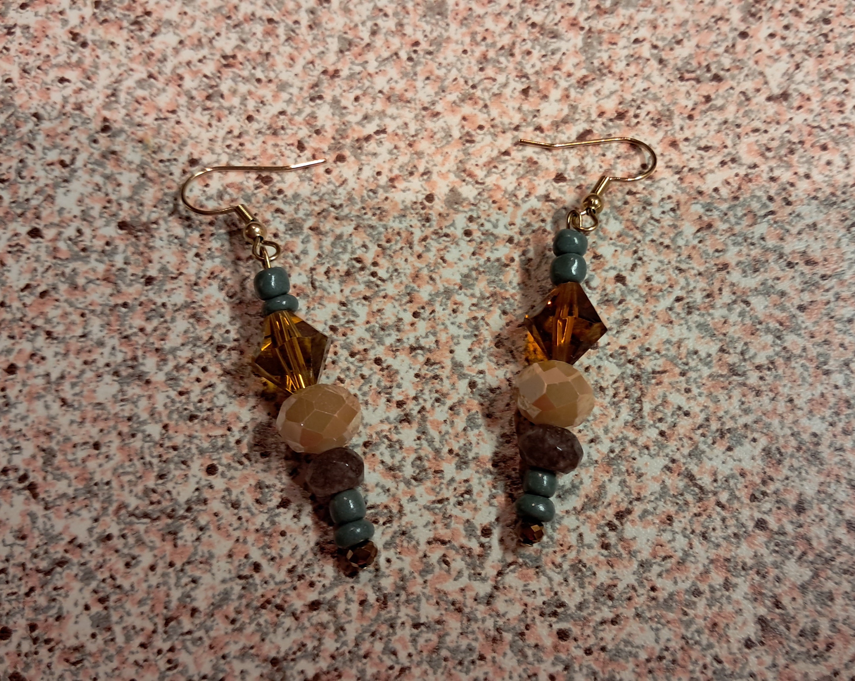 Σκουλαρίκια με κεχριμπαρένιες και γήινες χάντρες | kallαίσθησις