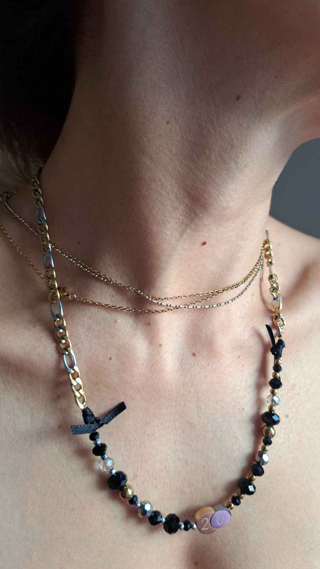 Κολιέ με Μαύρες & Χρυσές Χάντρες και Μεταλλικό “26” του νέου έτους | Kallαίσθησις