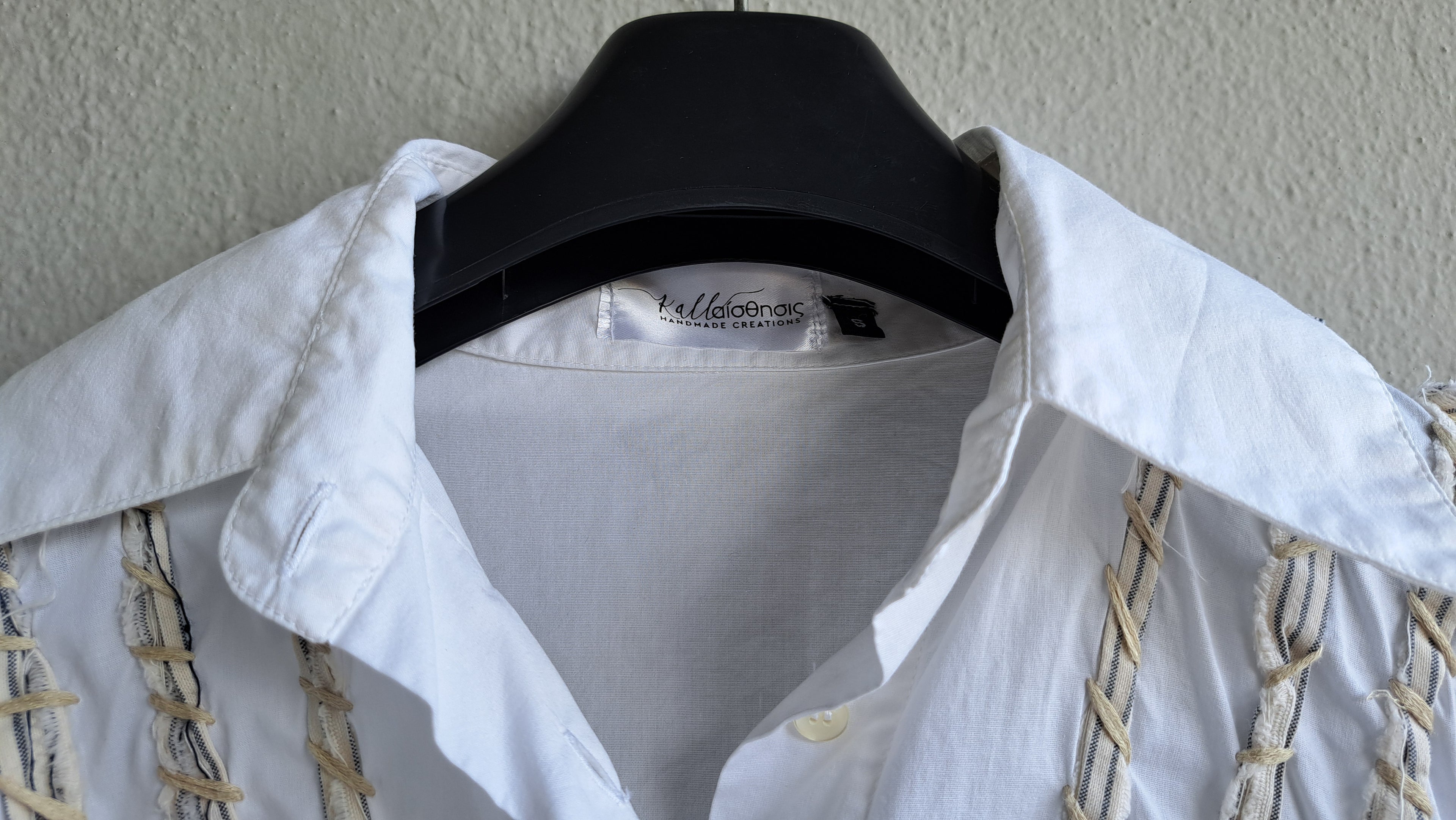 Λευκό χειροποίητο πουκάμισο με κεντητές λεπτομέρειες & υφασμάτινα μοτίβα | kallαίσθησις