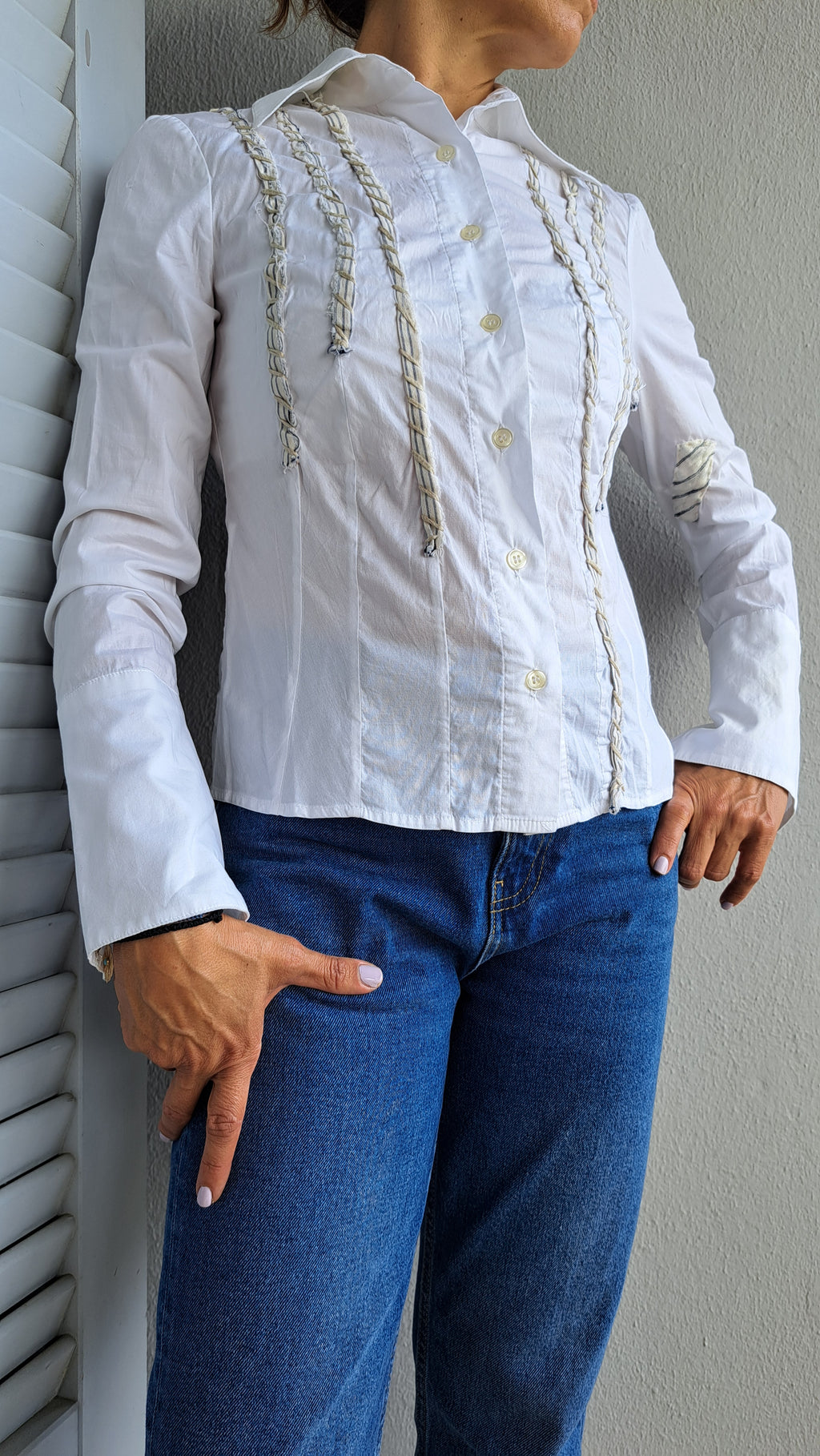 Λευκό χειροποίητο πουκάμισο με κεντητές λεπτομέρειες & υφασμάτινα μοτίβα | kallαίσθησις