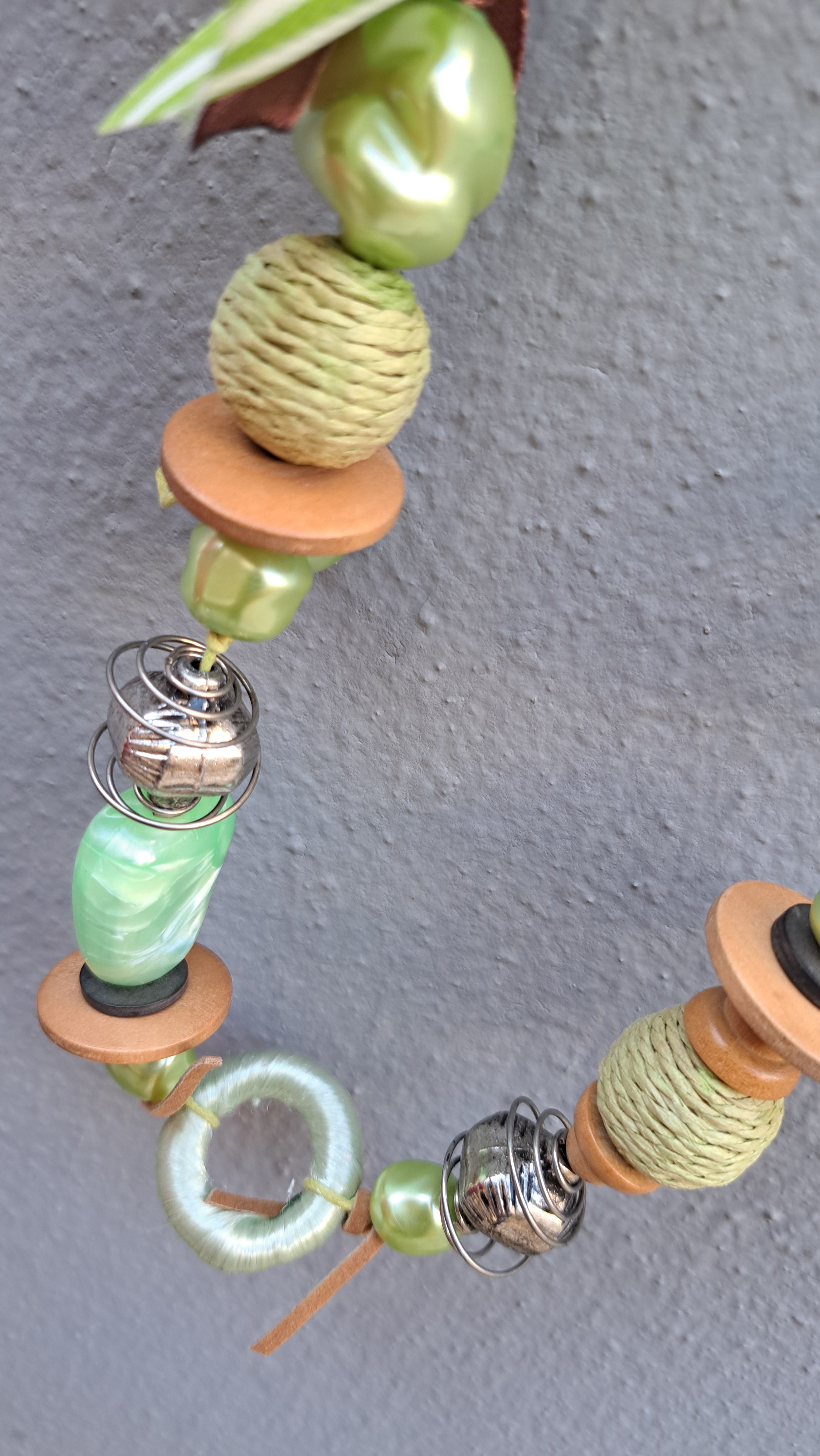 Κολιέ με πράσινες χάντρες & κορδέλες | kallαίσθησις