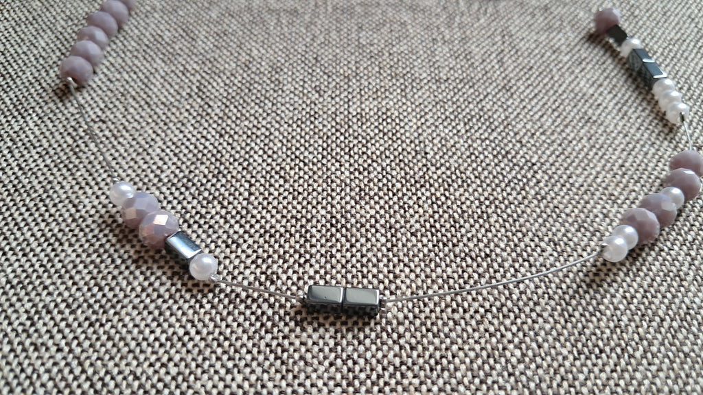 Κολιέ με γκρι και περλέ χάντρες σε ατσάλινο σύρμα | kallαίσθησις
