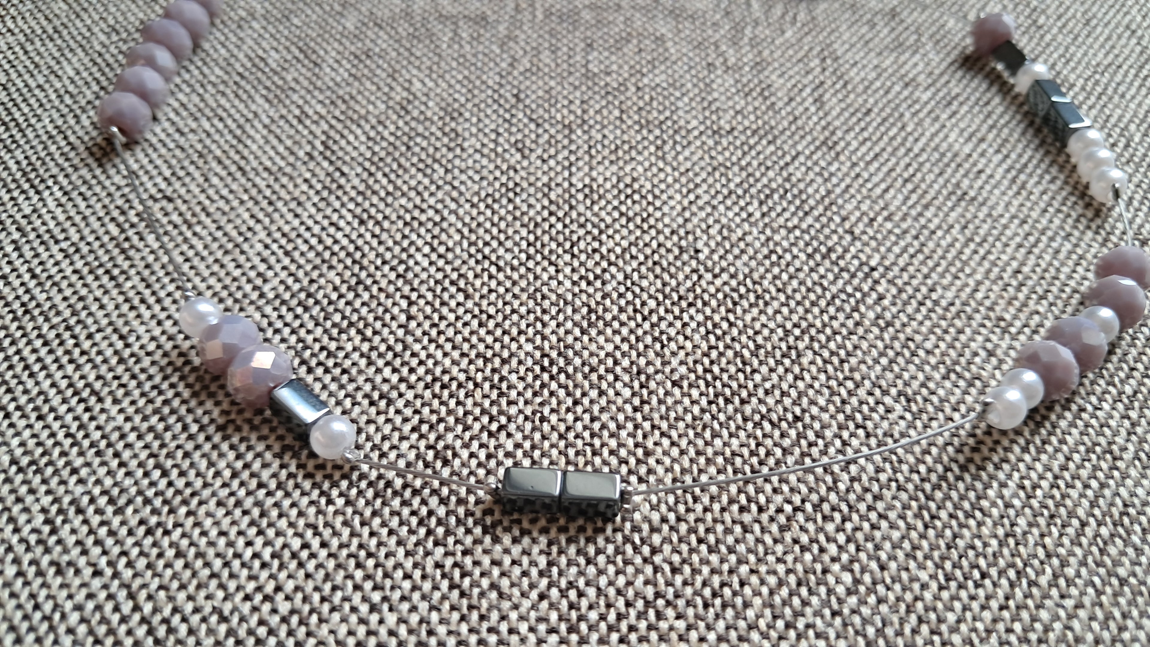 Κολιέ με γκρι και περλέ χάντρες σε ατσάλινο σύρμα | kallαίσθησις