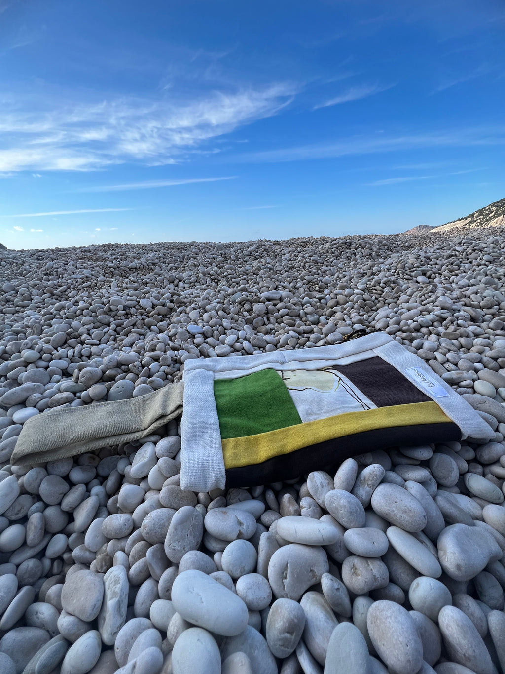 Χειροποίητο τσαντάκι-φάκελος — Πράσινο/Κίτρινο με λευκές & καφέ λεπτομέρειες| Kallαίσθησις