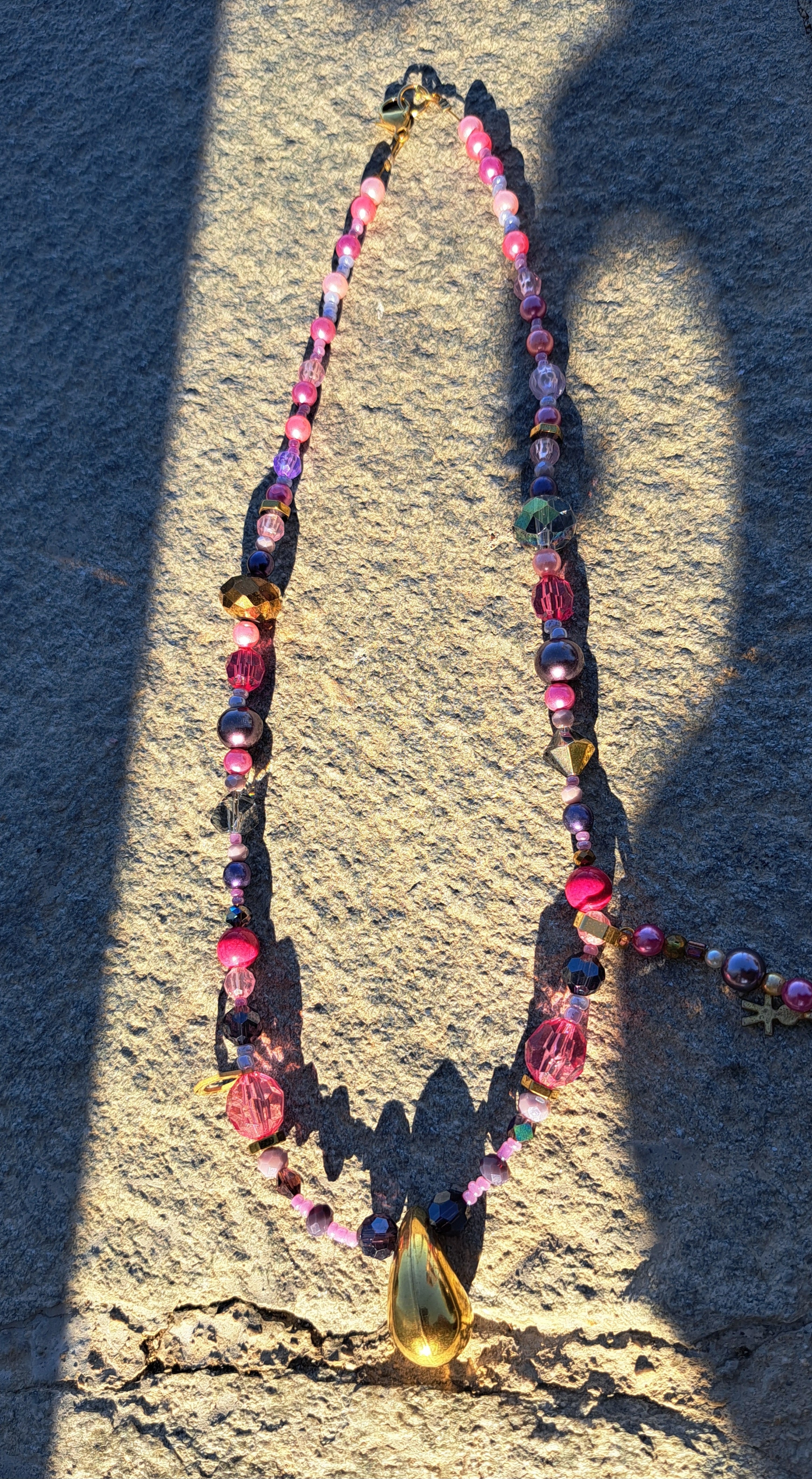 Κολιέ με Ροζ Χάντρες & Χρυσό Δάκρυ | Kallαίσθησις