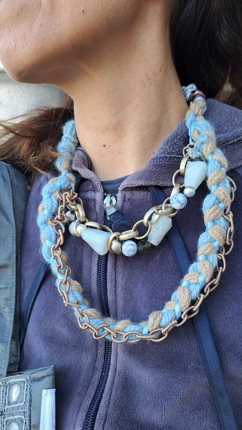 Boho Κολιέ με Πλεκτό Νήμα & Μεταλλική Αλυσίδα – Μπλε/Μπεζ | Kallαίσθησις