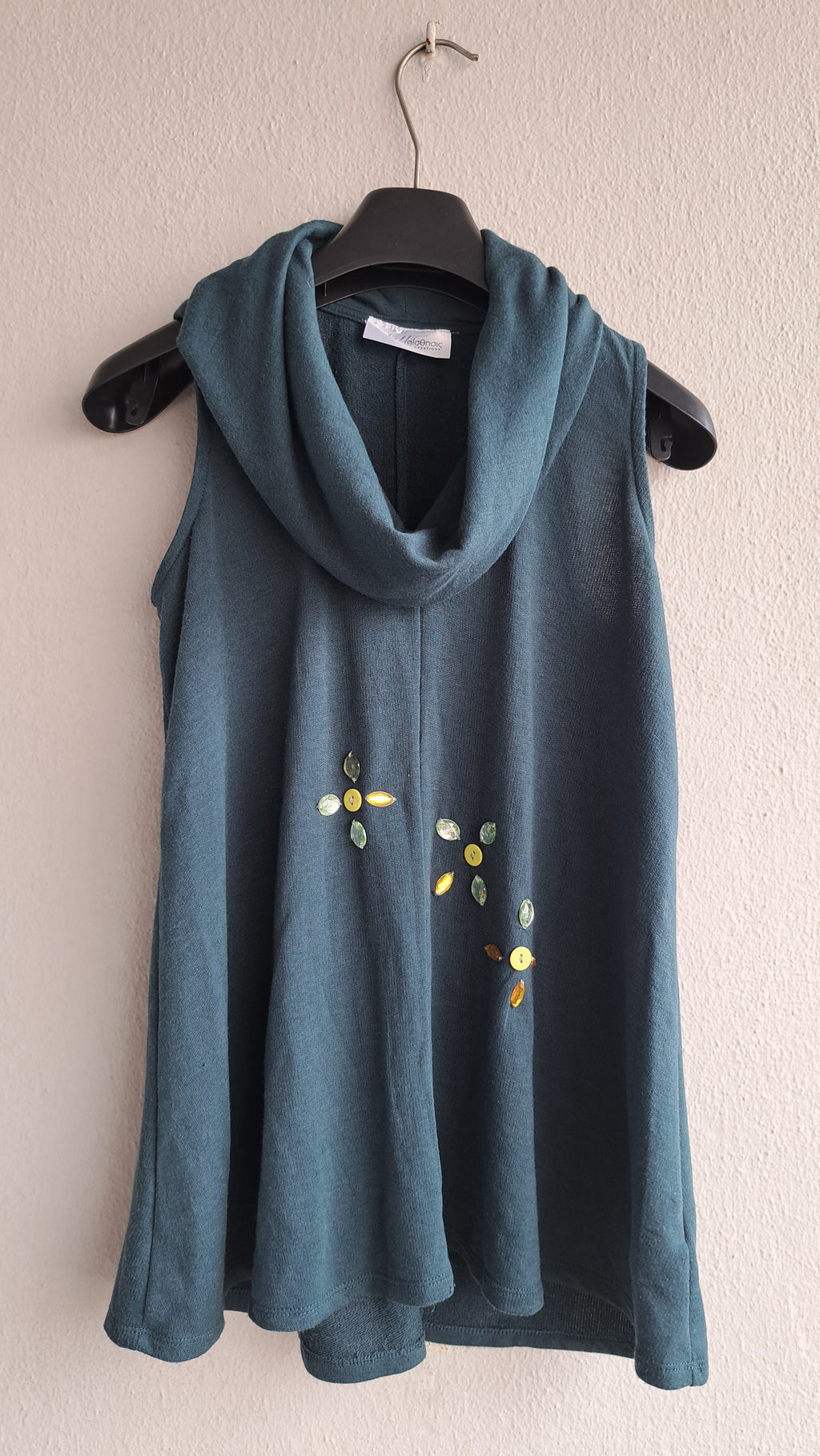 Αμάνικη μπλούζα με κεντητές λεπτομέρειες | kallαίσθησις