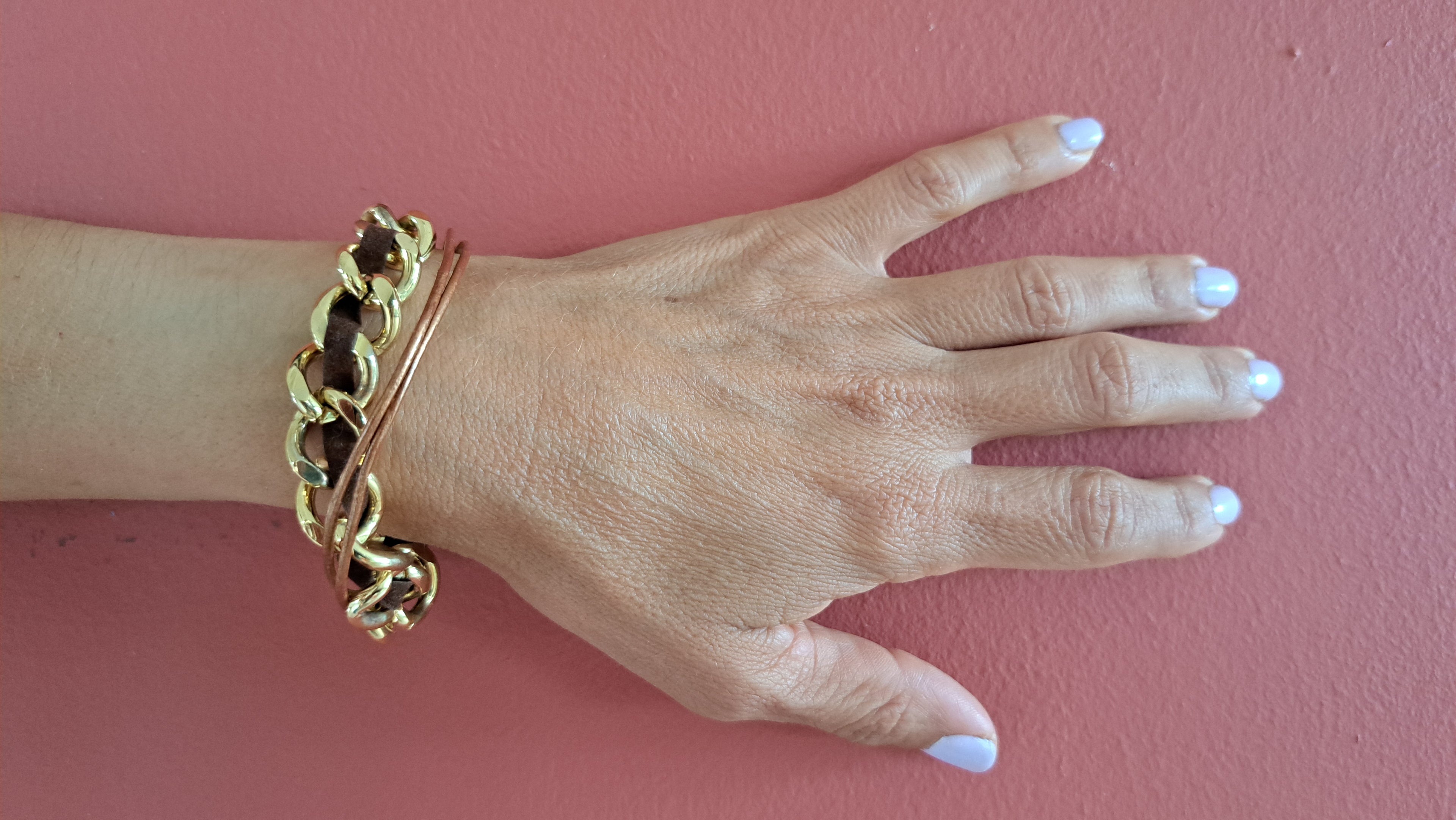 Βραχιόλι με χρυσή αλυσίδα και καφέ δερμάτινη λεπτομέρεια| kallαίσθησις
