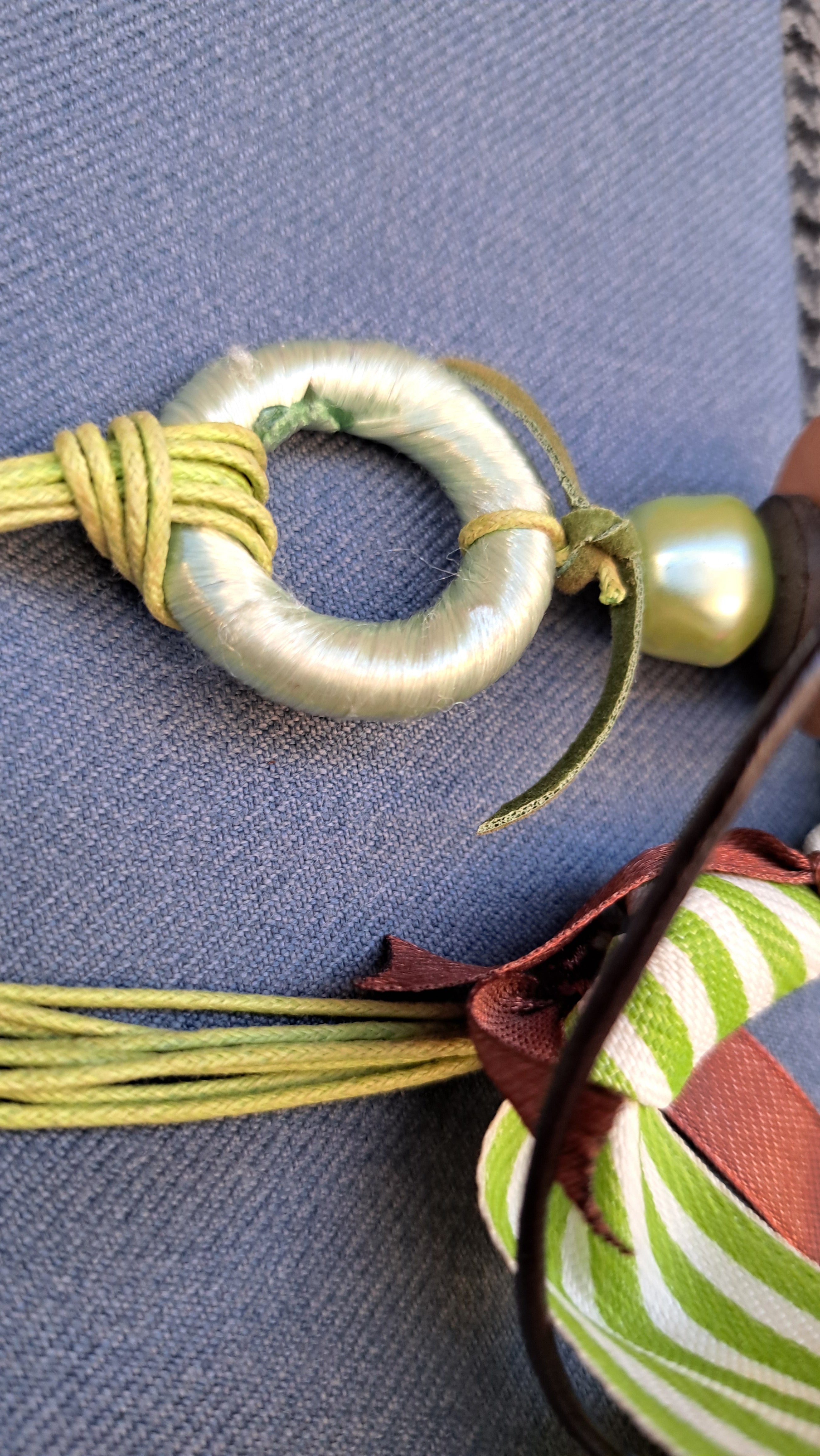 Κολιέ με πράσινες χάντρες & κορδέλες | kallαίσθησις