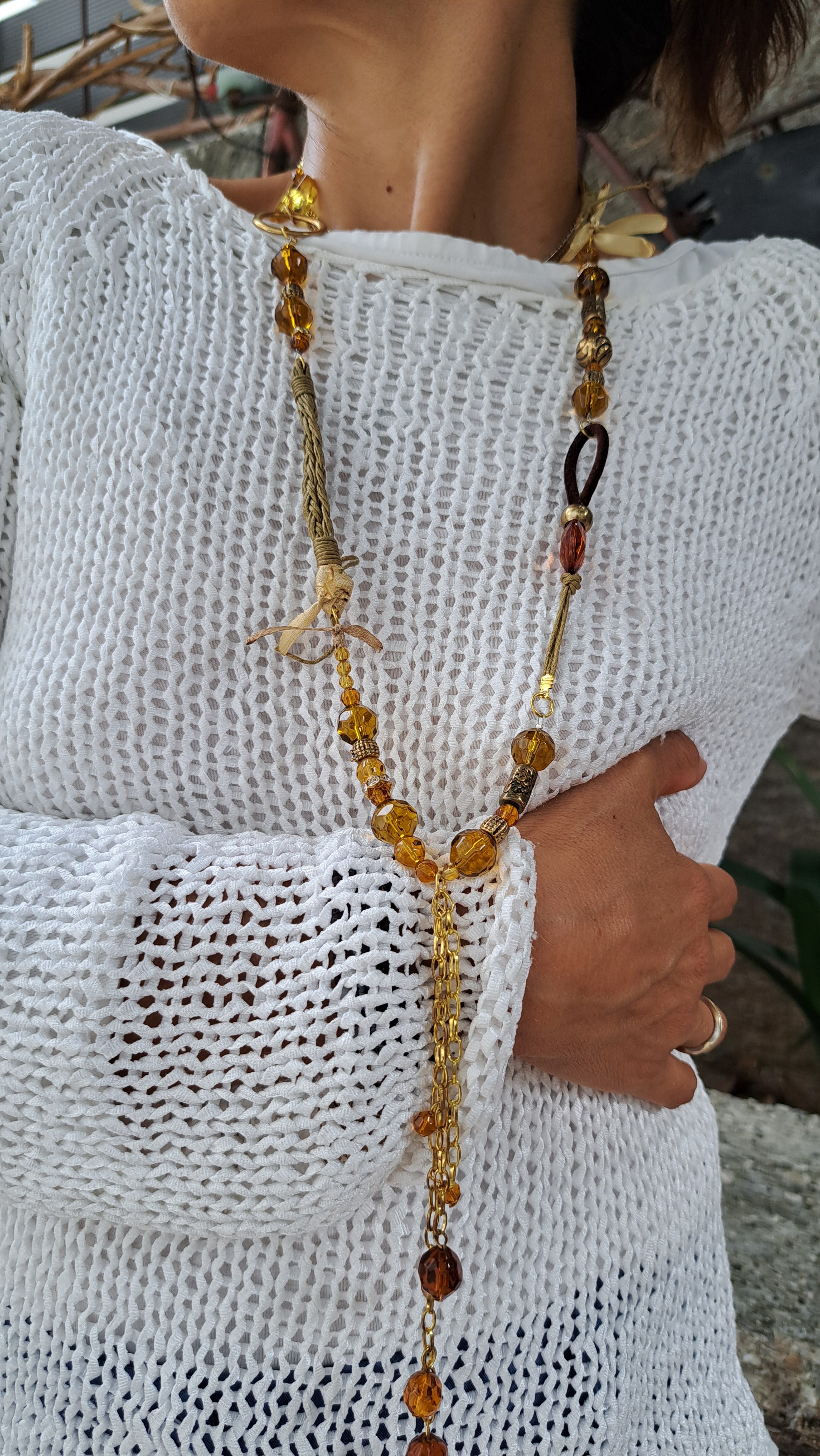 Μακρύ χειροποίητο κολιέ με κεχριμπαρί χάντρες και χρυσές λεπτομέρειες | kallαίσθησις