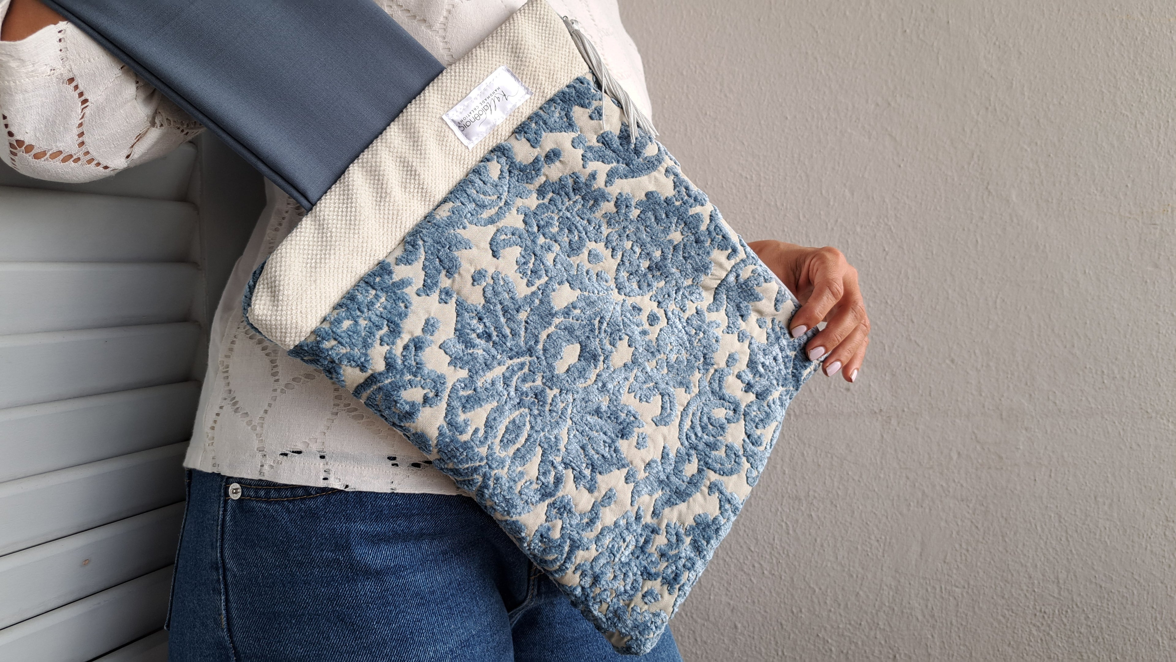 Τσαντάκι χειρός μπλε – εκρού με ανάγλυφο σχέδιο | kallαίσθησις