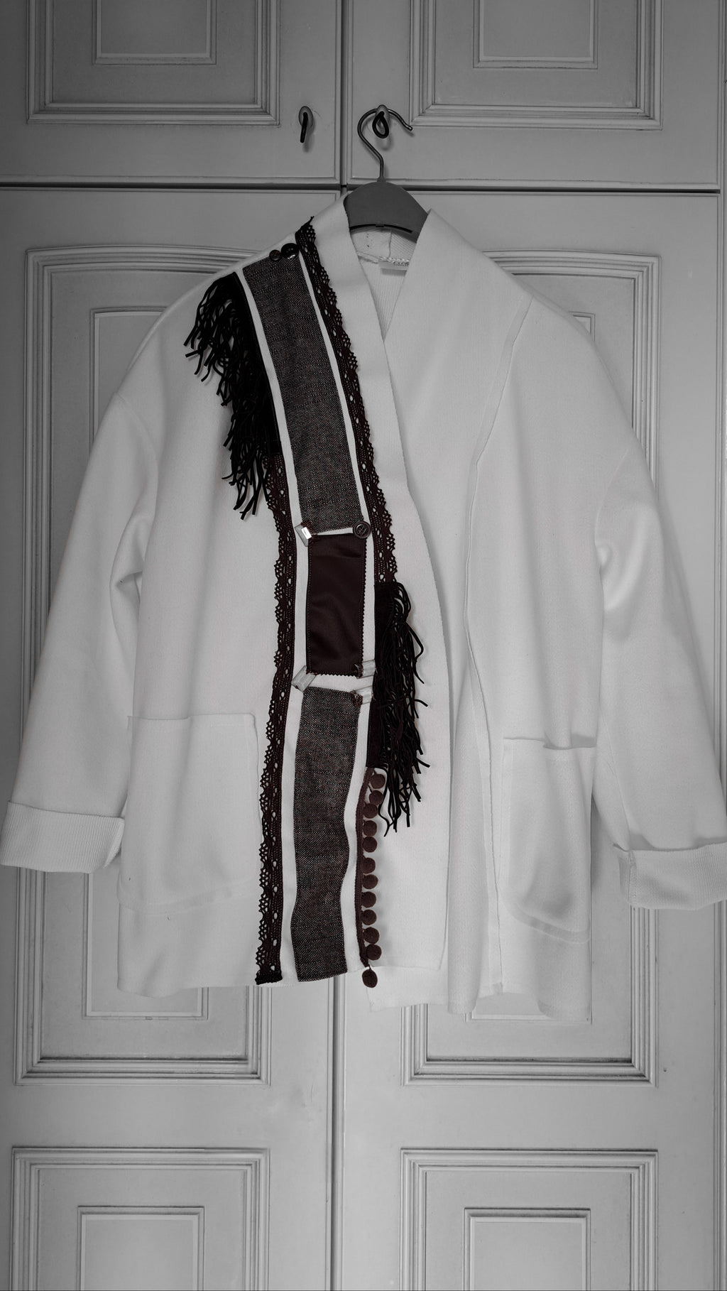 Λευκό ημίπαλτο με καφέ διακοσμητικές λεπτομέρειες | kallαίσθησις