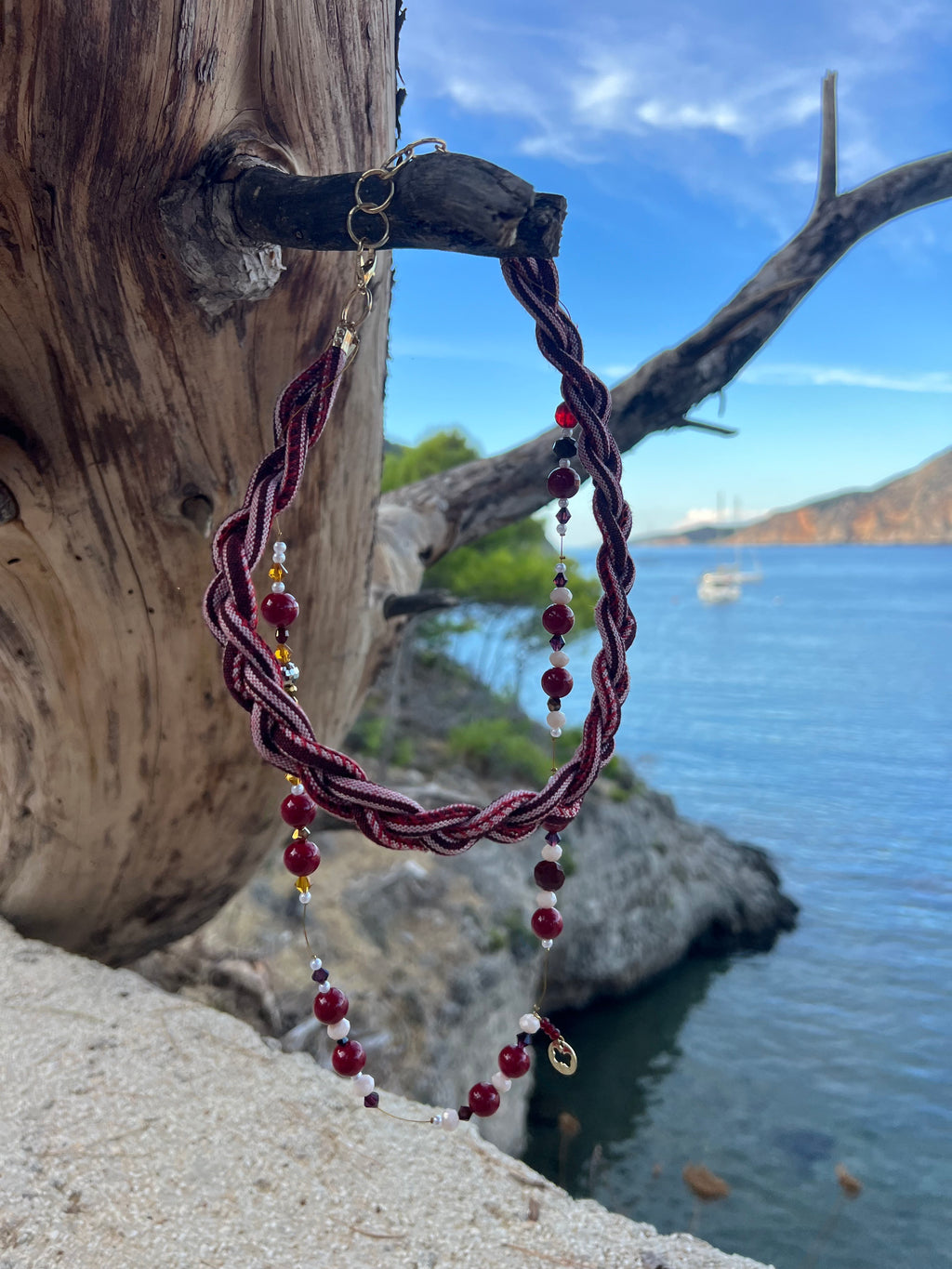 Χειροποίητο Κολιέ με Πλεκτό Κορδόνι & Κόκκινες Χάντρες | Kallαισθησις