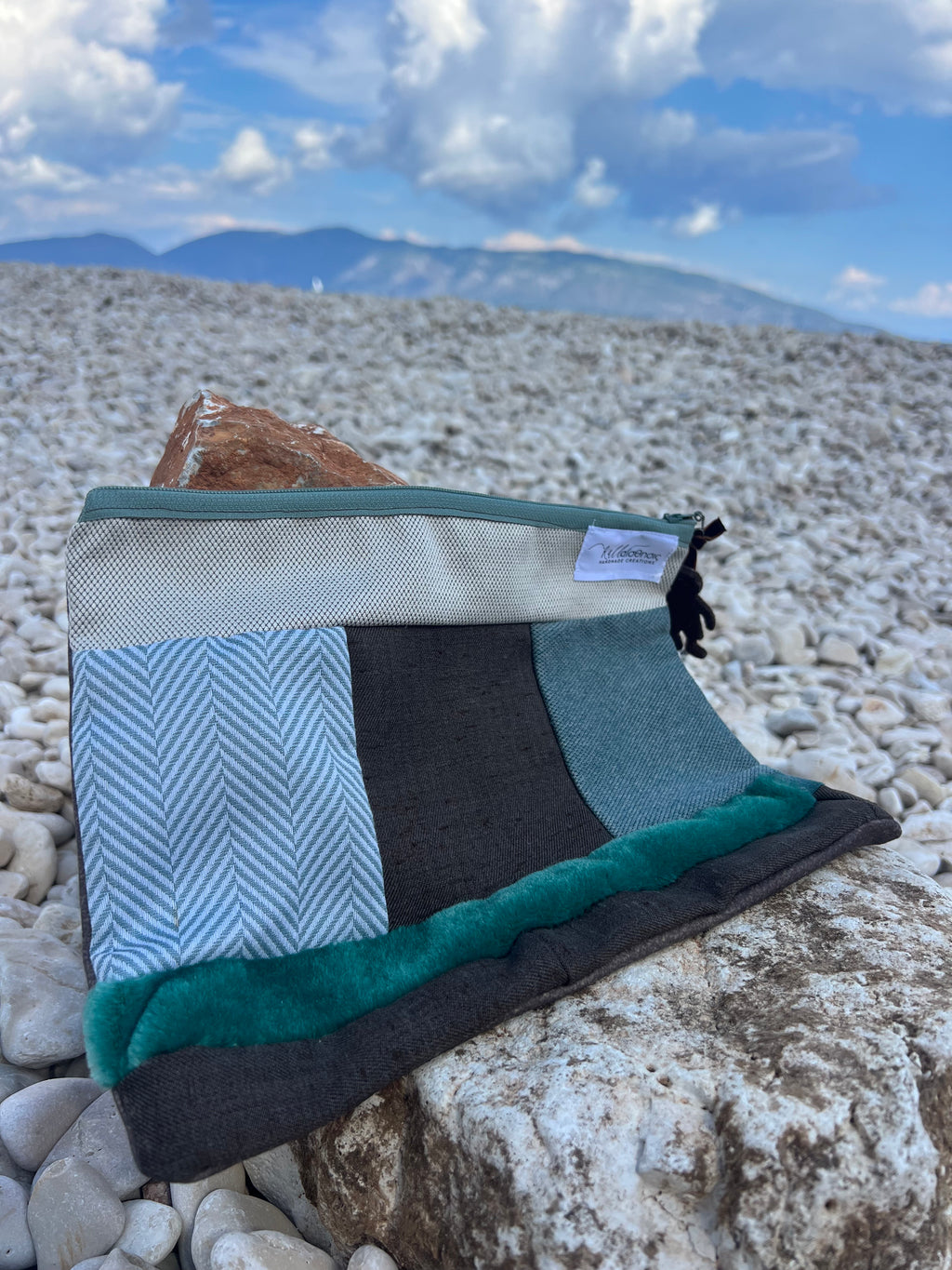 Χειροποίητο Υφασμάτινο Τσαντάκι με καφέ & Σμαραγδί Λεπτομέρεια | Kallαισθησις