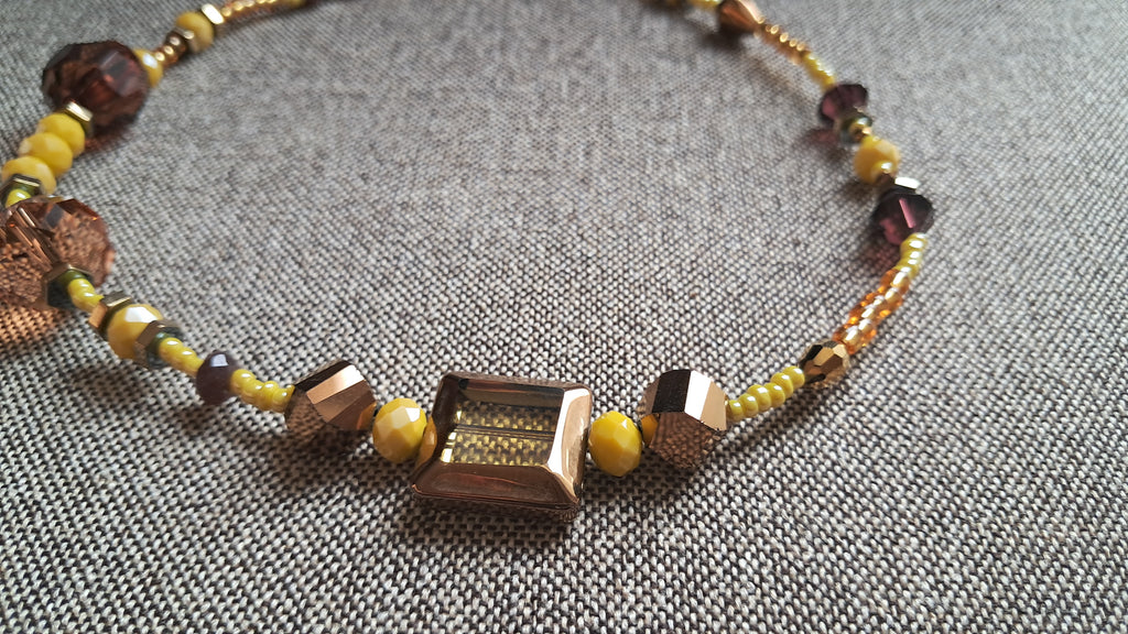 Κολιέ με χρυσές και κίτρινες χάντρες & τετράγωνο κεντρικό στοιχείο | kallαίσθησις