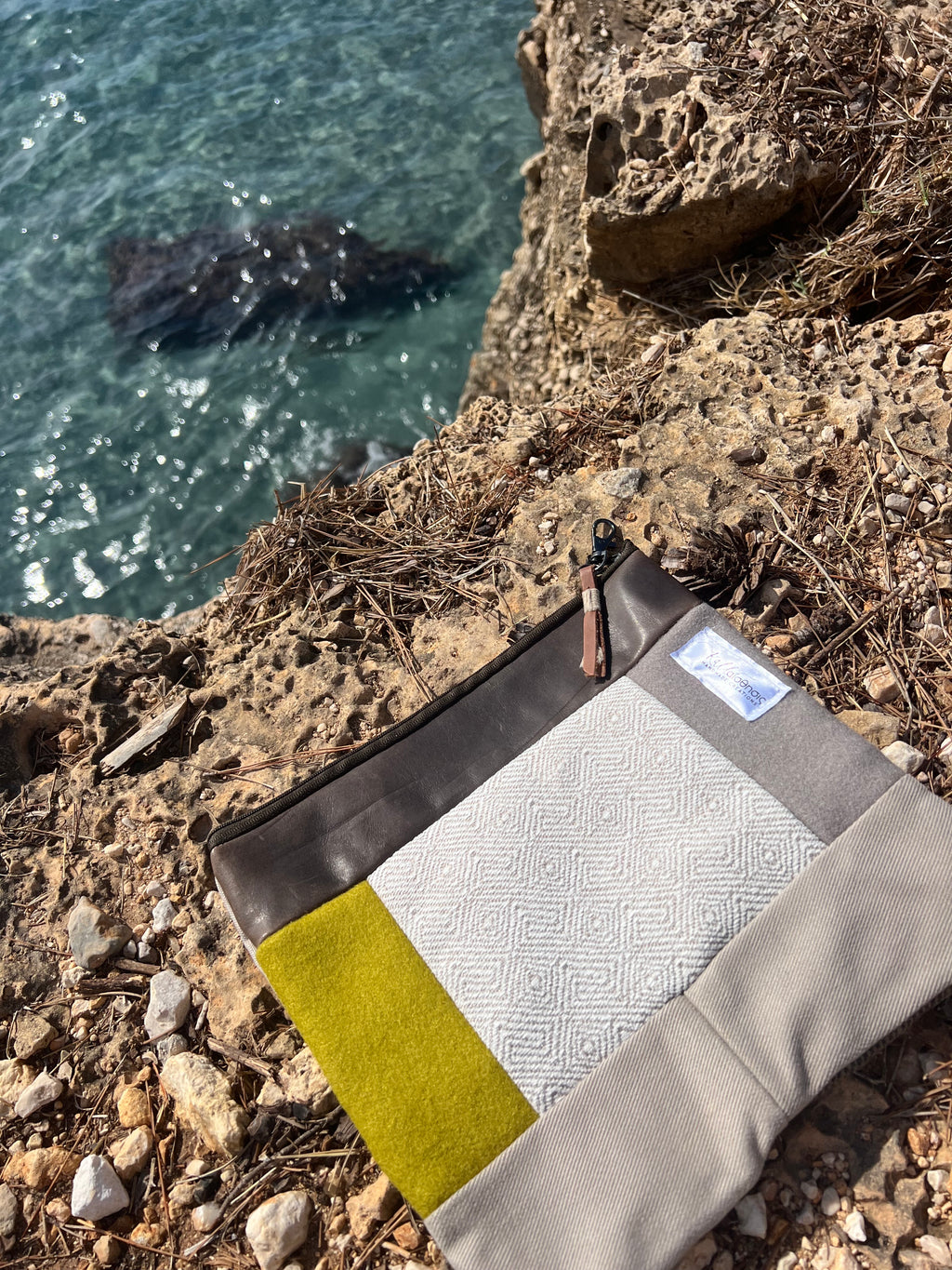 Χειροποίητη Clutch Τσάντα με Γήινους Τόνους & Δερμάτινη Λεπτομέρεια | Kallαισθησις