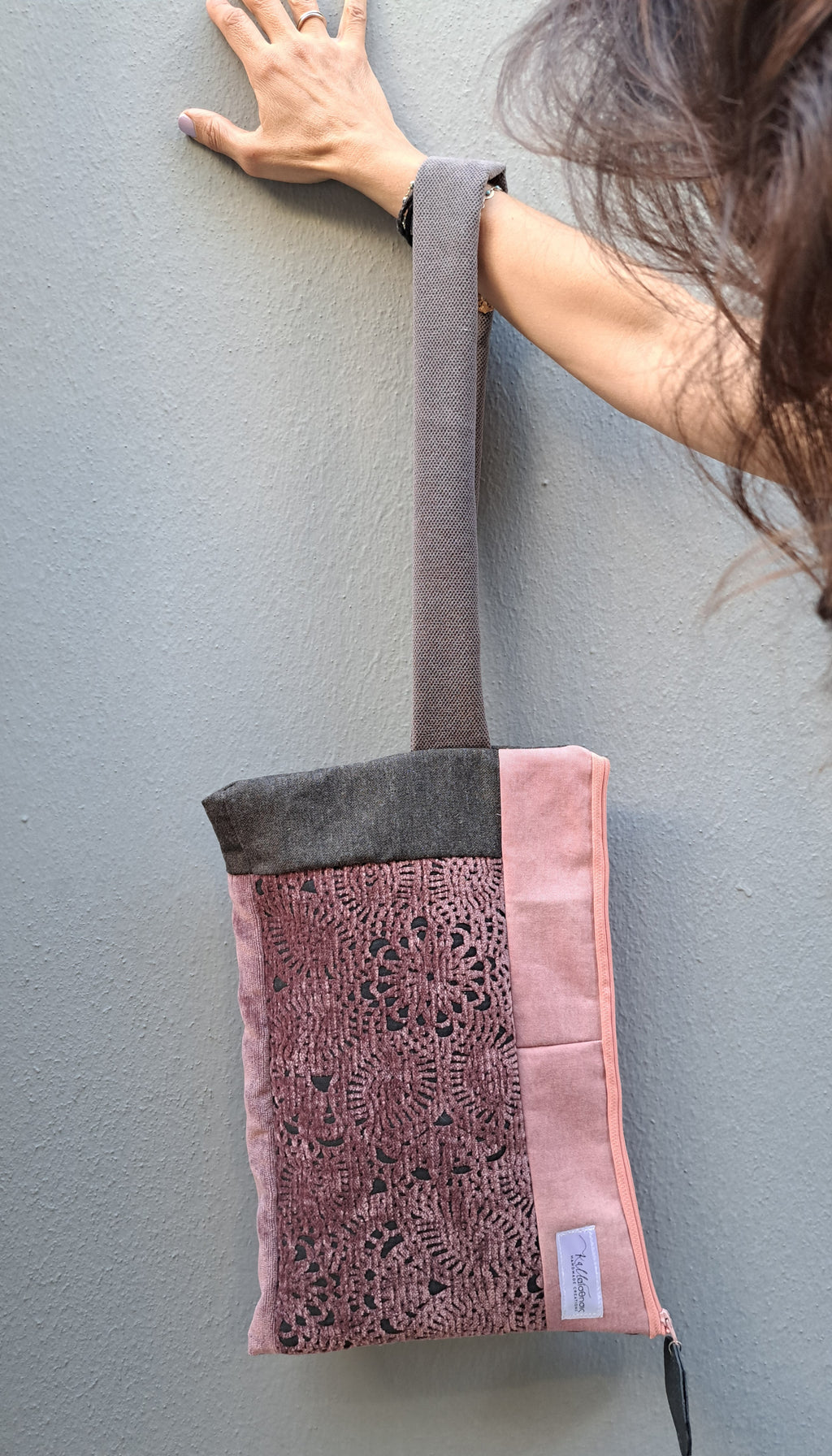Τσαντάκι χειρός ροζ-γκρι με δαντέλα | kallαίσθησις