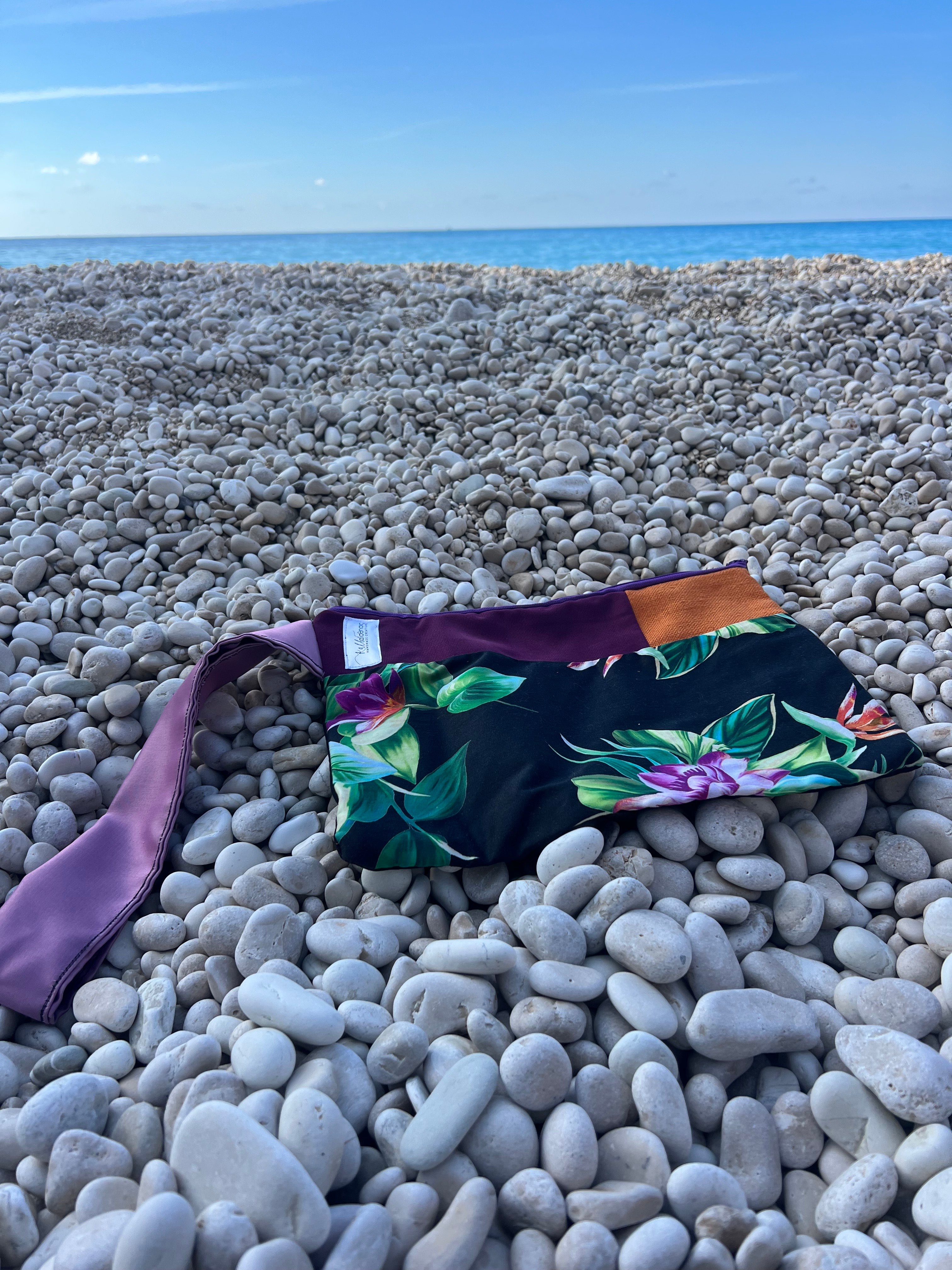 Χειροποίητο τσαντάκι-φάκελος — Μαύρη με πολύχρωμα λουλούδια και μωβ/πορτοκαλί λεπτομέρειες| Kallαίσθησις