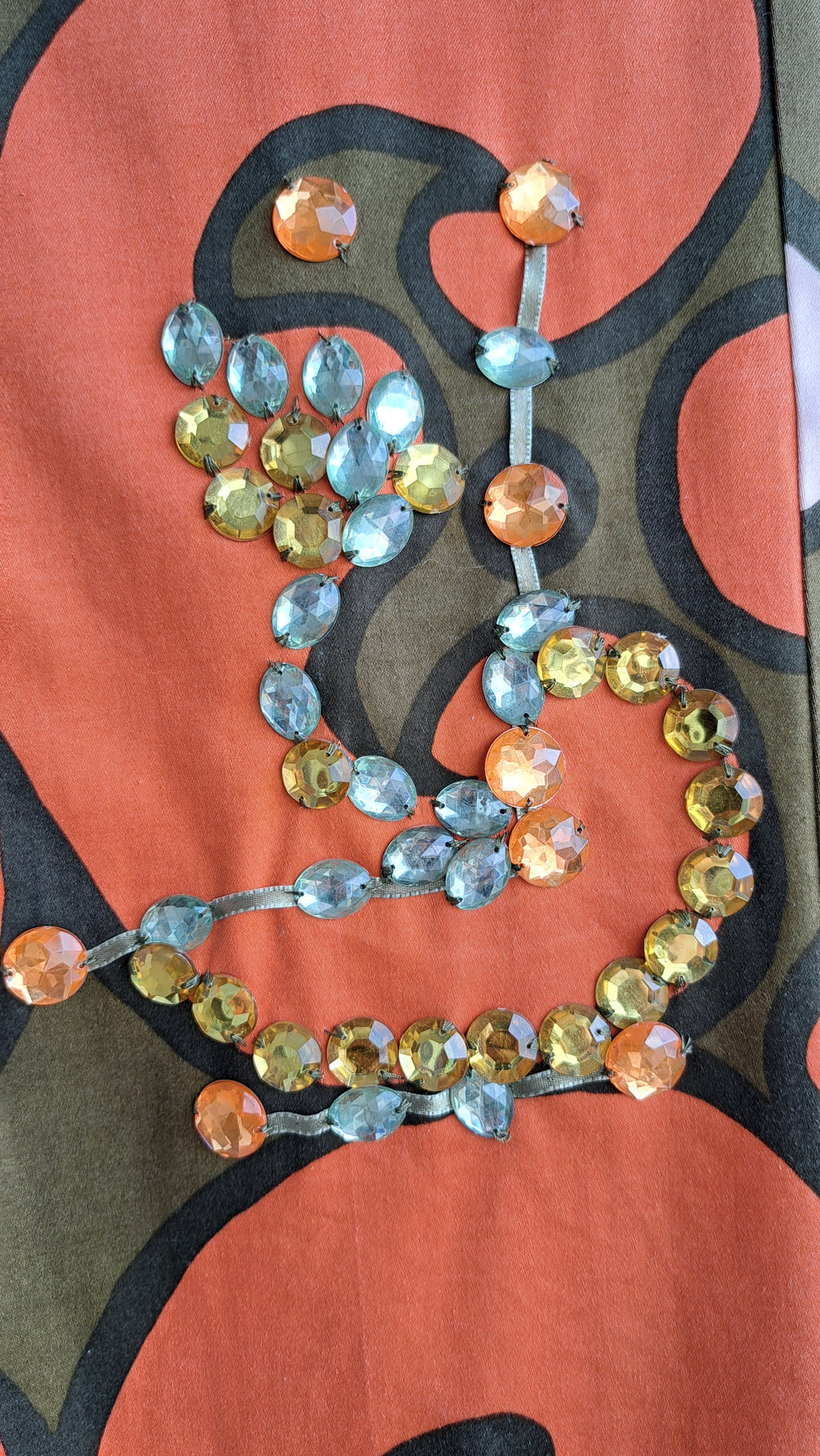 Παντελόνι με πορτοκαλί–λαδί σχέδιο και διακοσμητικές πέτρες | kallαίσθησις