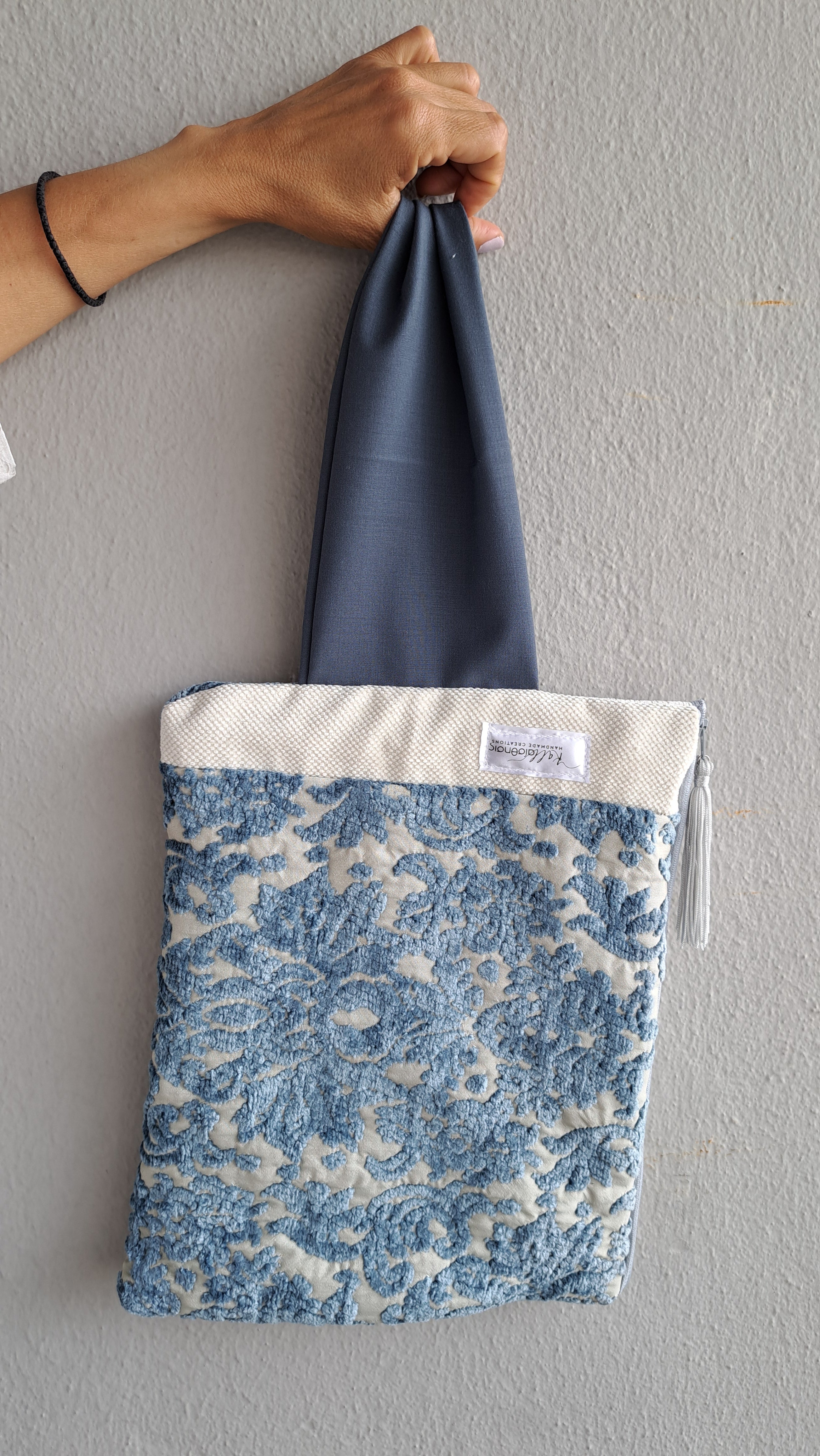 Τσαντάκι χειρός μπλε – εκρού με ανάγλυφο σχέδιο | kallαίσθησις