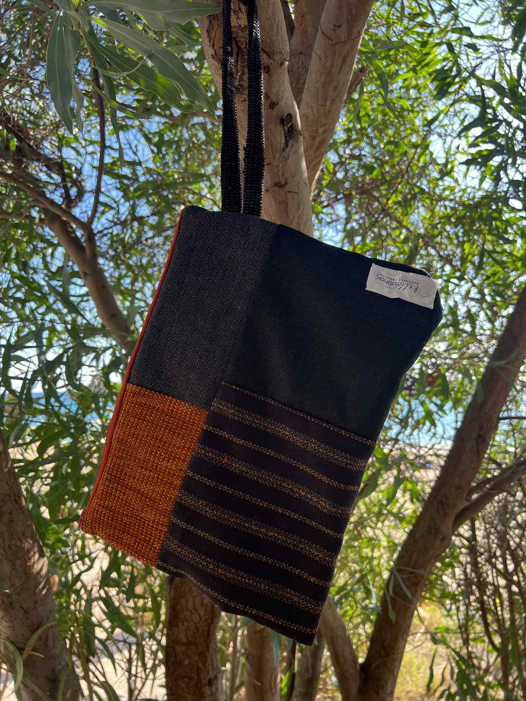 Χειροποίητο τσαντάκι-φάκελος ώμου – Μαύρο με καφέ και πορτοκαλί λεπτομέρειες | Kallαίσθησις