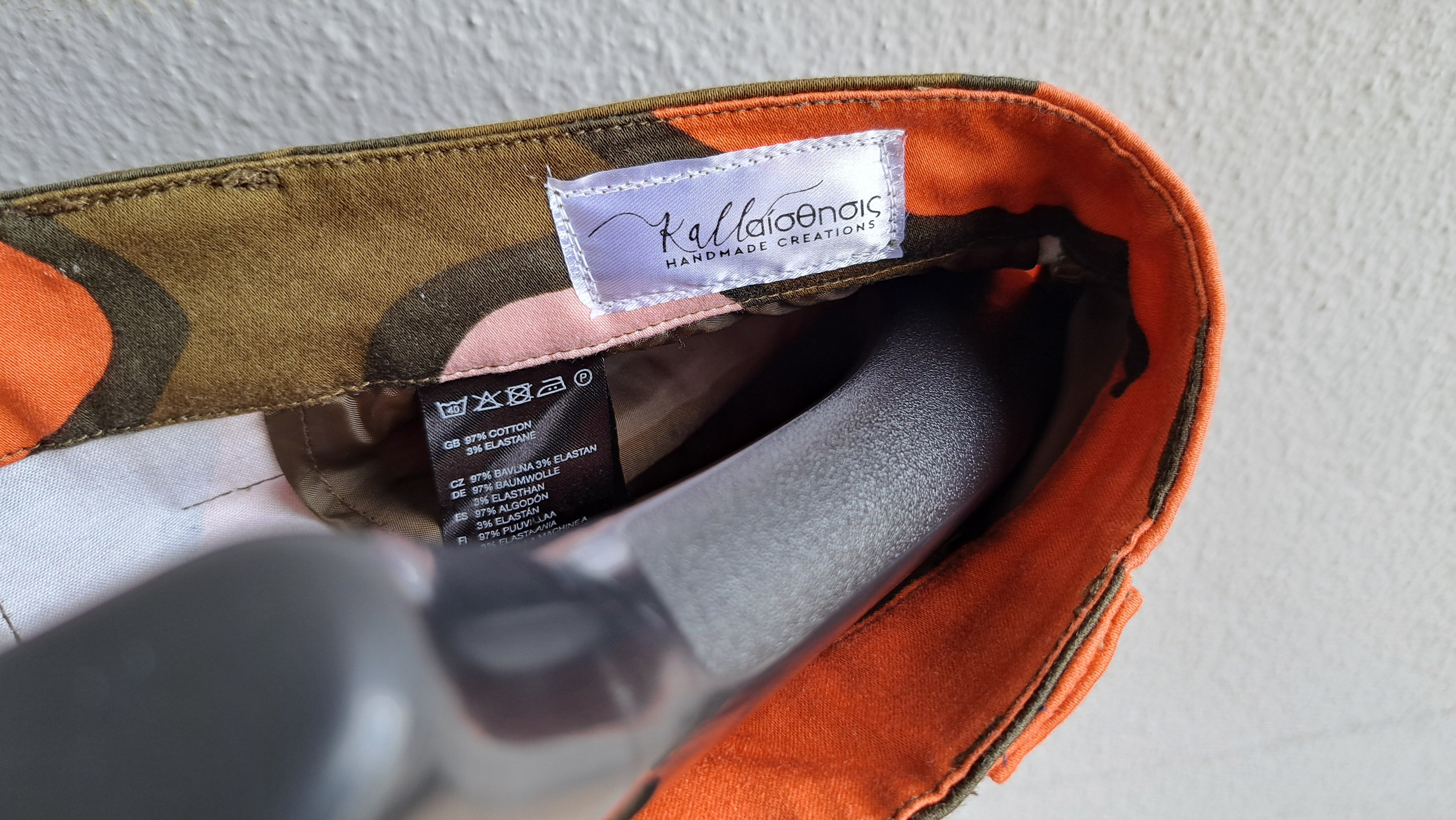 Παντελόνι με πορτοκαλί–λαδί σχέδιο και διακοσμητικές πέτρες | kallαίσθησις