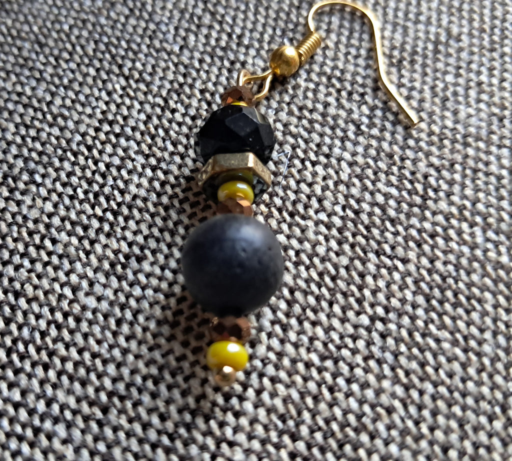 Σκουλαρίκια με μαύρες και χρυσές χάντρες | kallαίσθησις