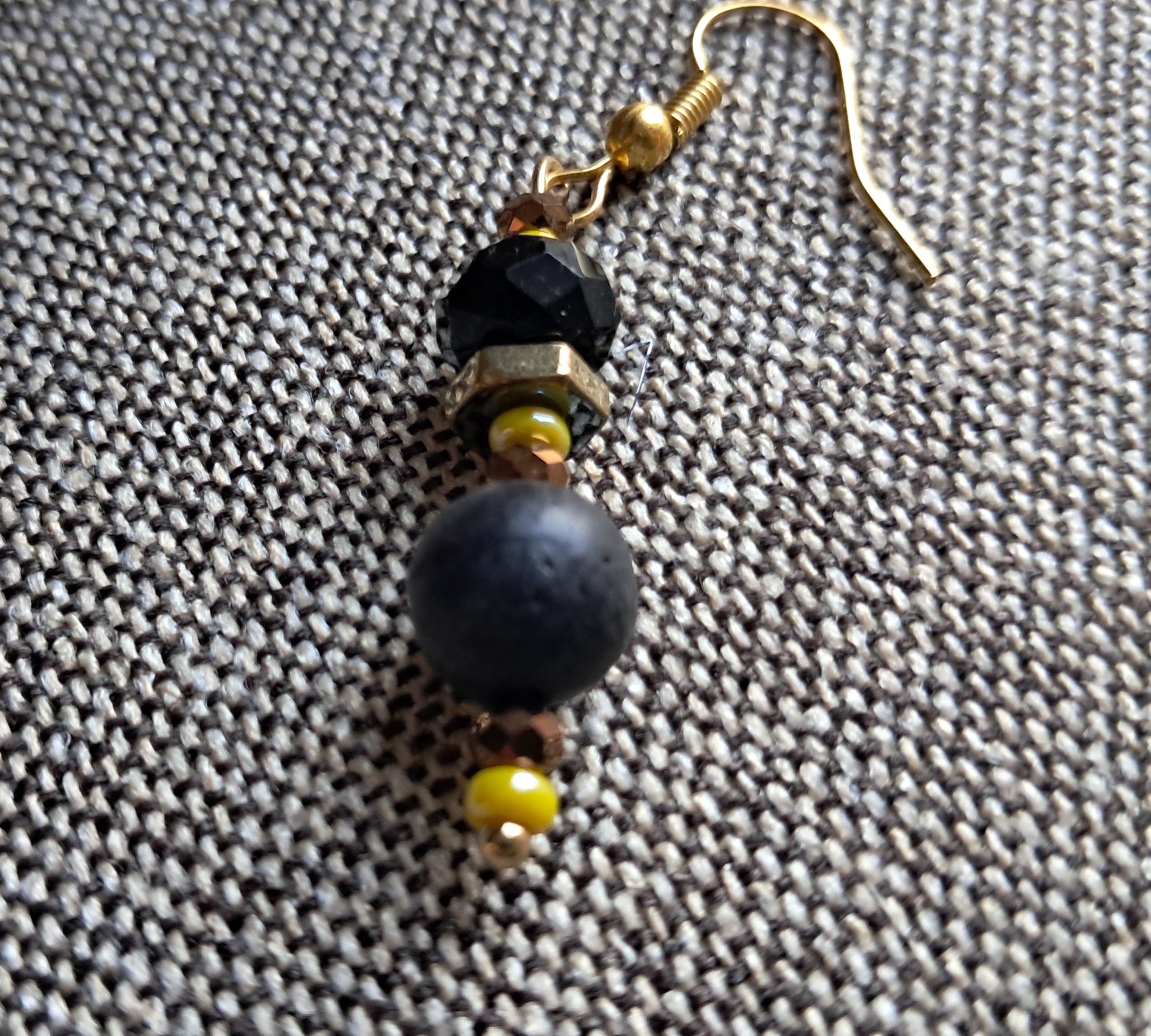 Σκουλαρίκια με μαύρες και χρυσές χάντρες | kallαίσθησις
