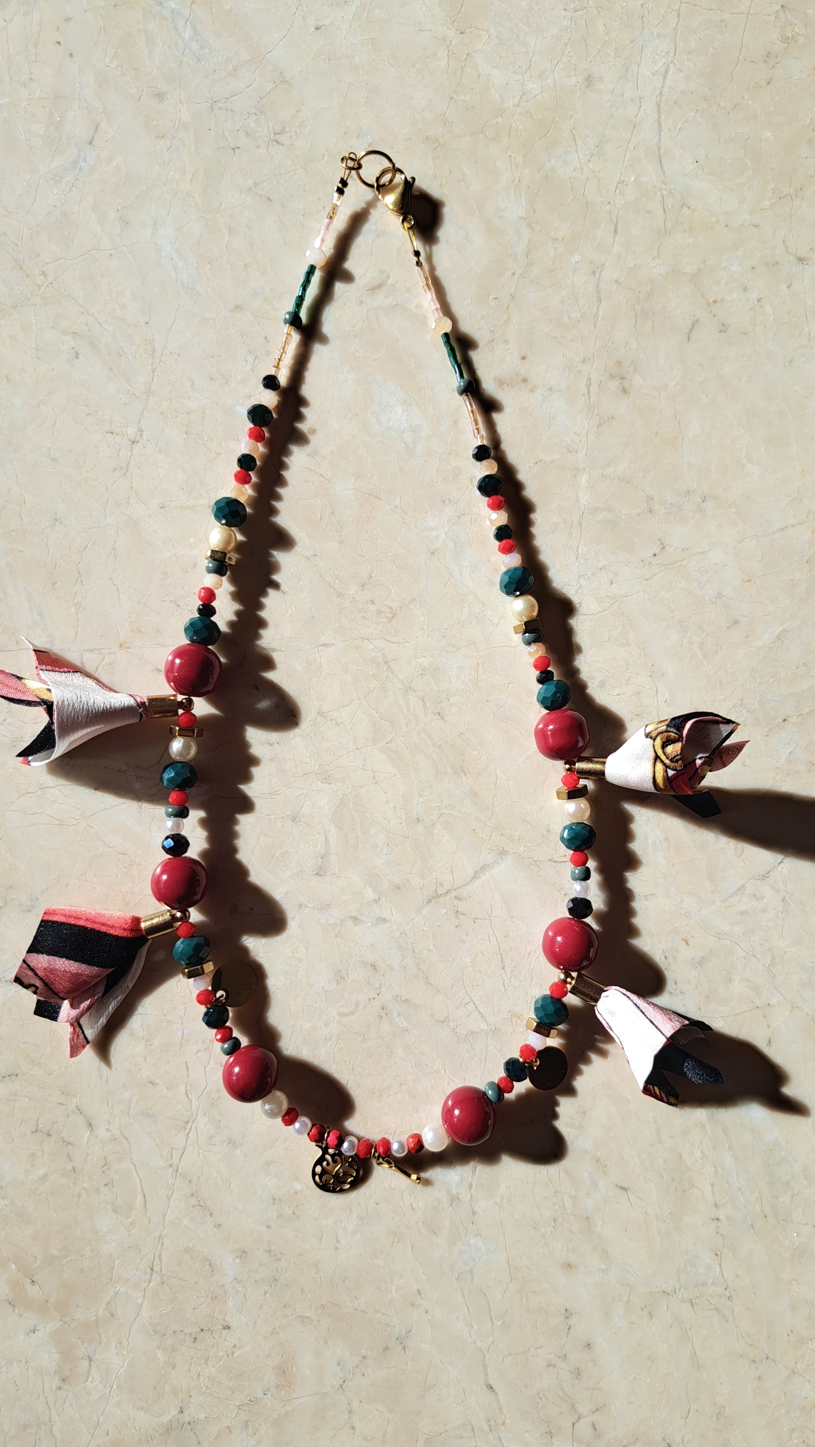 Κολιέ Χειροποίητο με Πολύχρωμες Χάντρες & Υφασμάτινες Φιόγκους | Kallαίσθησις