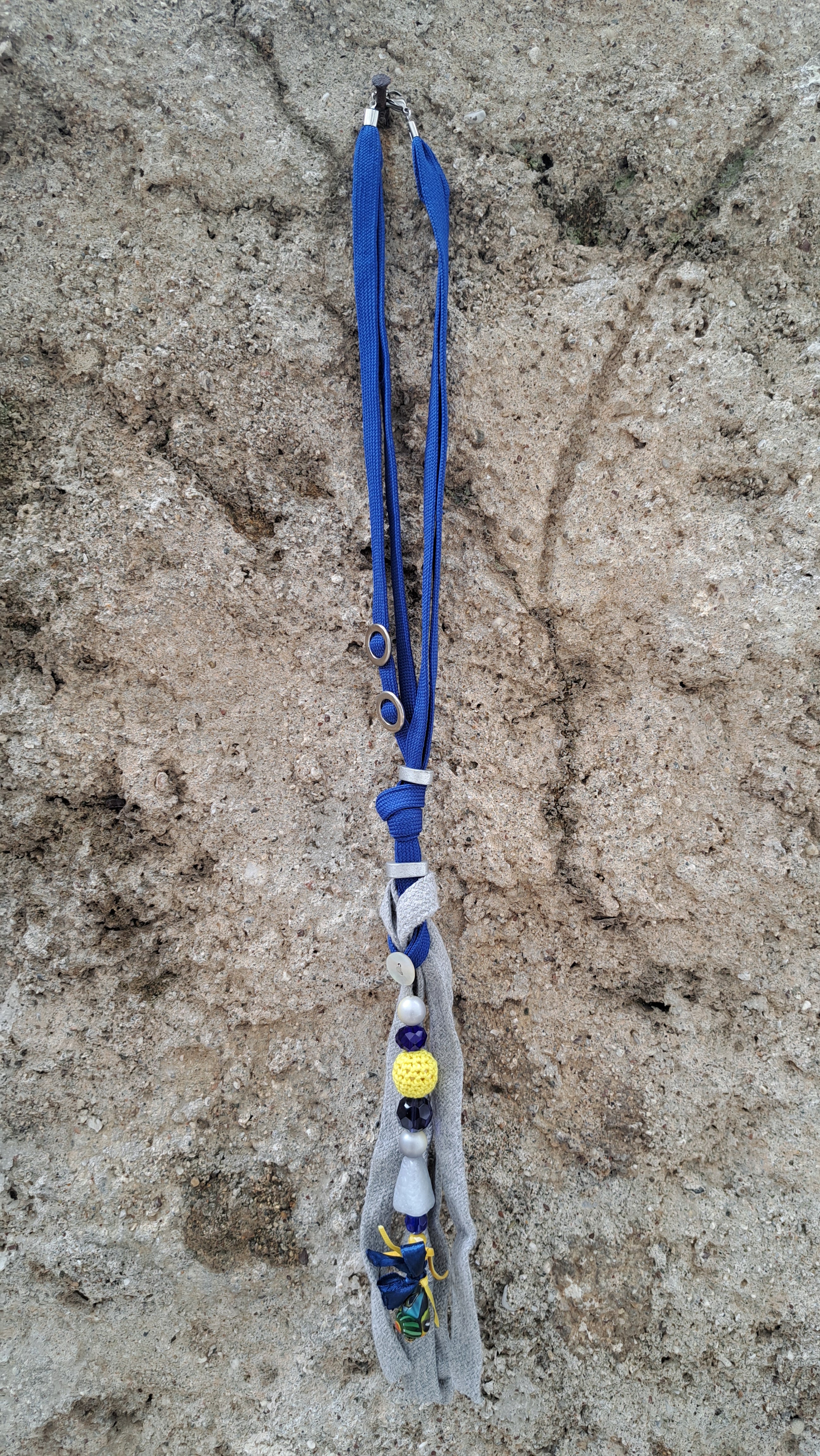 Μακρύ Χειροποίητο Κολιέ με Κίτρινη Πλεκτή Χάντρα & Υφασμάτινες Λεπτομέρειες| kallαίσθησις