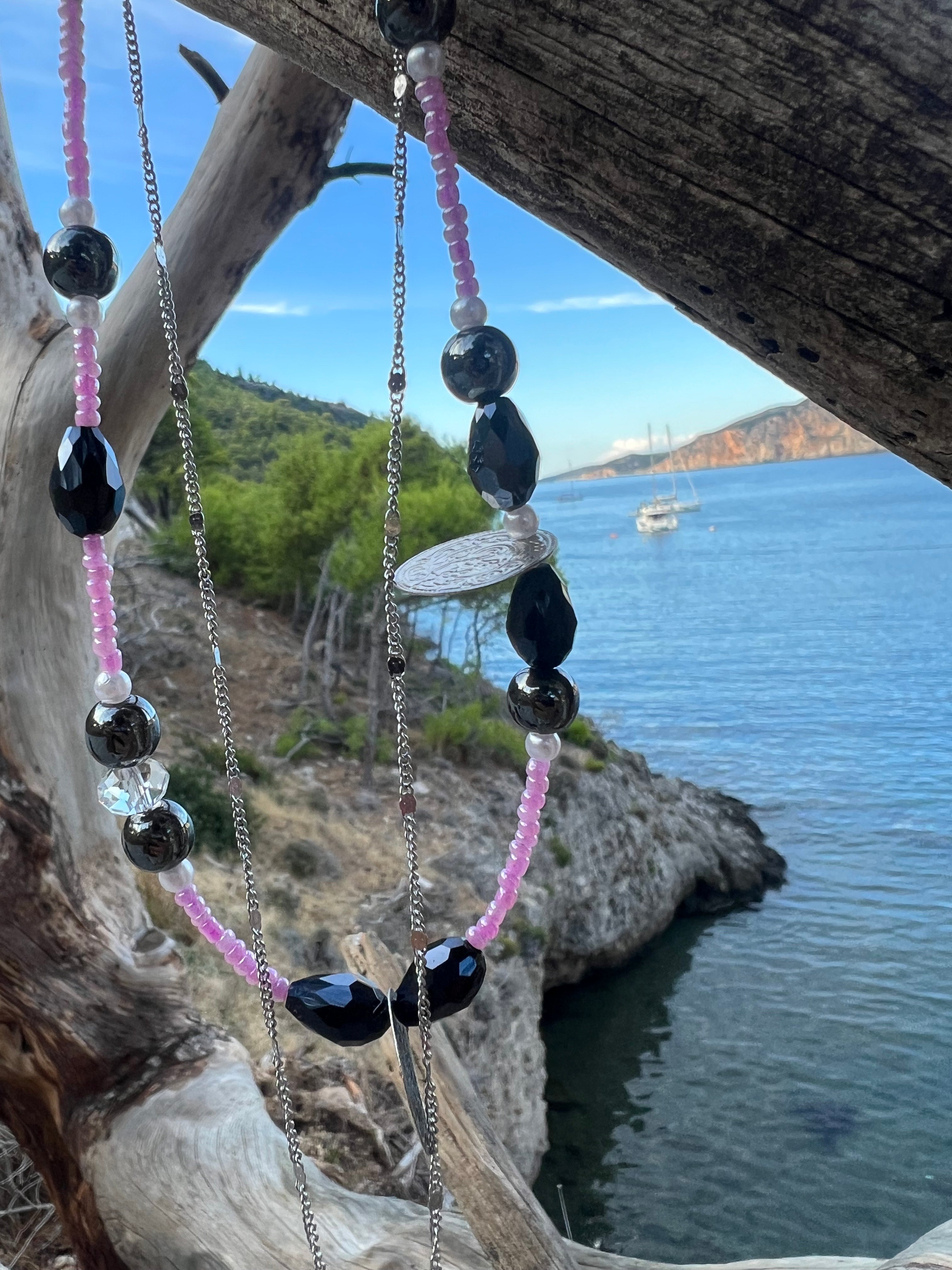 Μακρύ Χειροποίητο Κολιέ με Μαύρες & Ροζ Χάντρες | Kallαισθησις