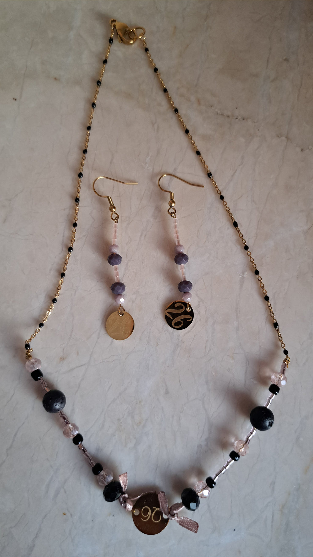 Σετ Κολιέ & Σκουλαρίκια σε Ροζ-Λιλά με Στοιχείο “26” | Kallαίσθησις