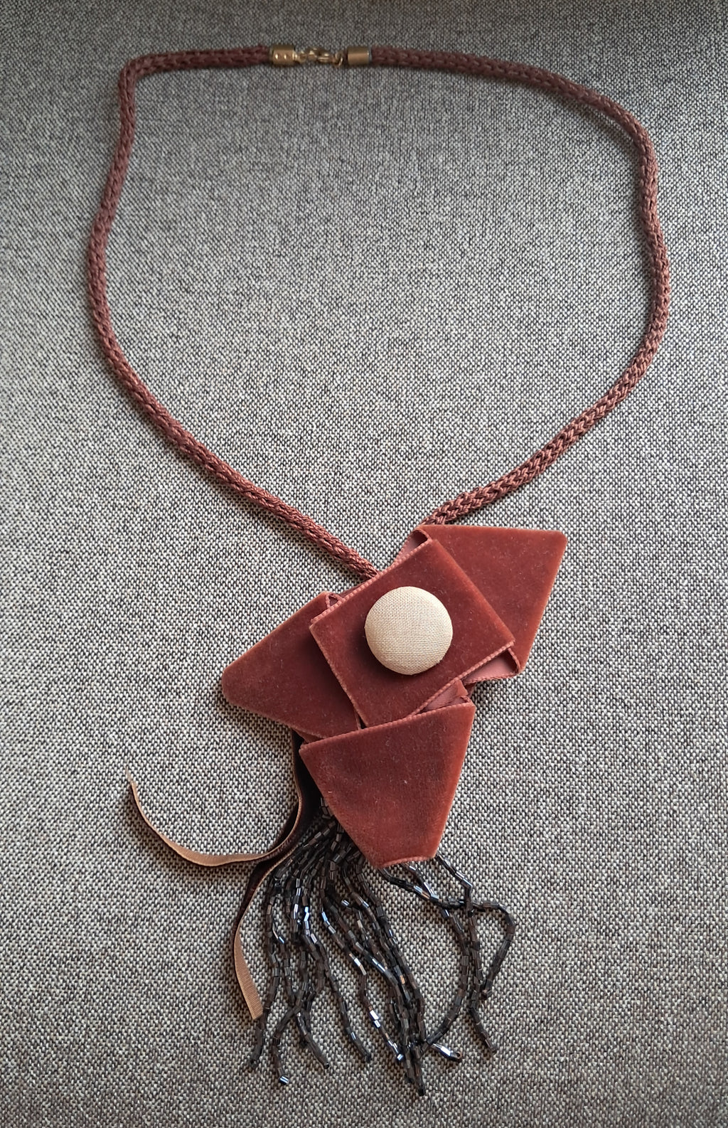 Statement κολιέ με καφέ βελούδο & χειροποίητο γεωμετρικό σχέδιο | kallαίσθησις