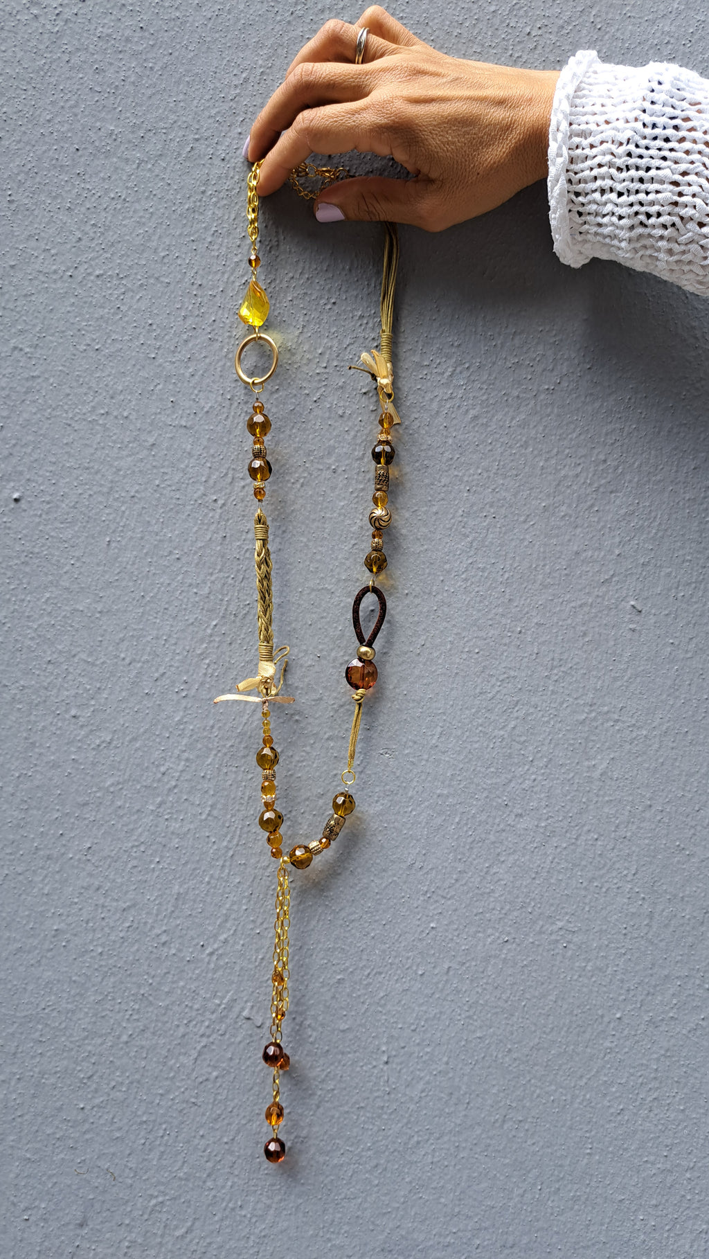 Μακρύ χειροποίητο κολιέ με κεχριμπαρί χάντρες και χρυσές λεπτομέρειες | kallαίσθησις
