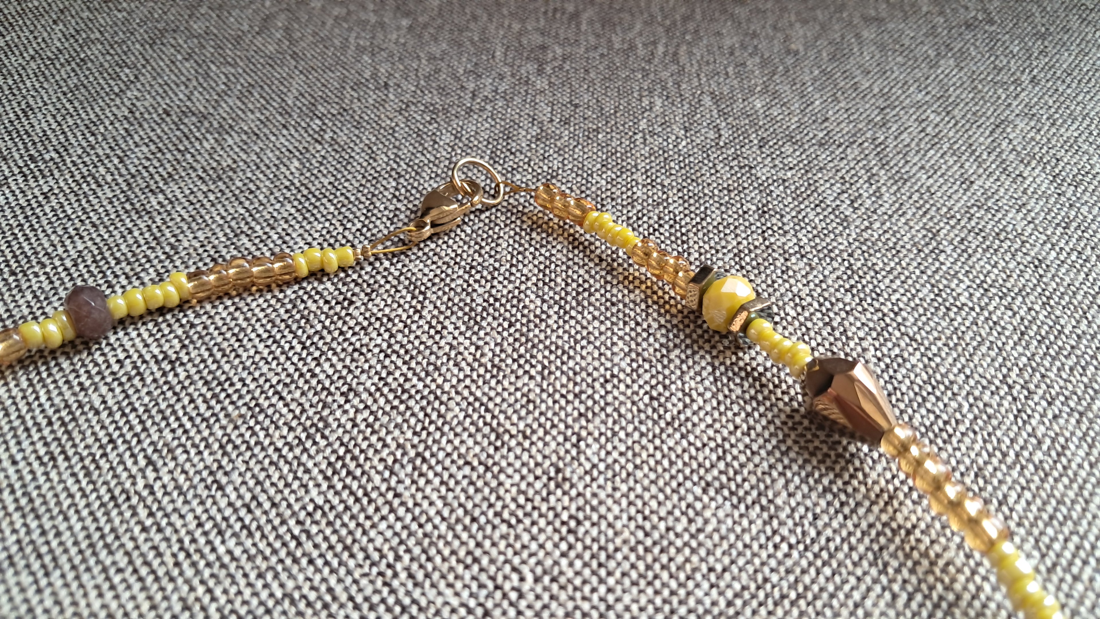 Κολιέ με χρυσές και κίτρινες χάντρες & τετράγωνο κεντρικό στοιχείο | kallαίσθησις