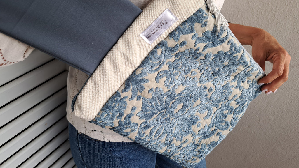 Τσαντάκι χειρός μπλε – εκρού με ανάγλυφο σχέδιο | kallαίσθησις