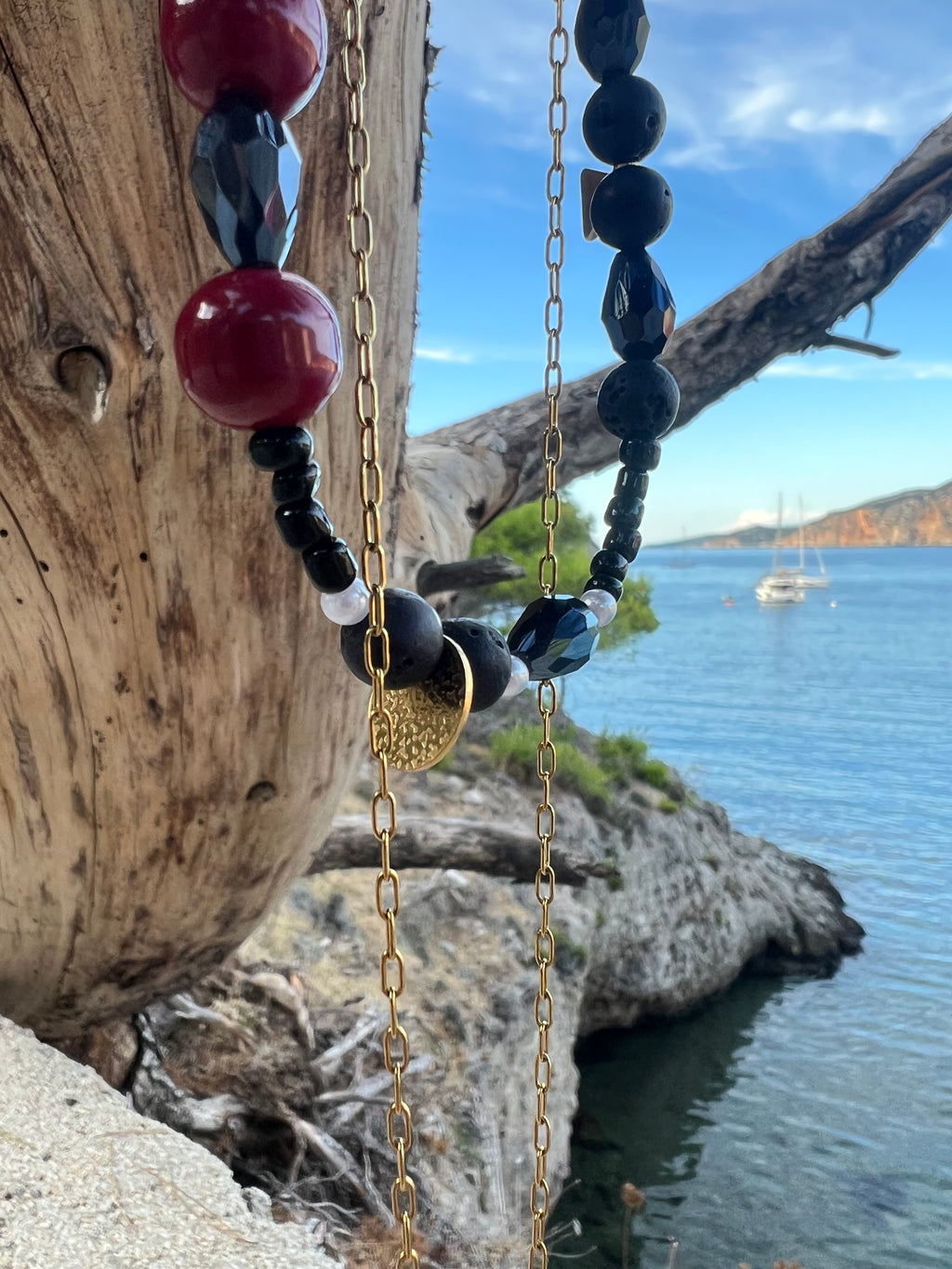 Χειροποίητο Κολιέ με Μαύρες & Κόκκινες Χάντρες και Χρυσή Αλυσίδα | Kallαισθησις