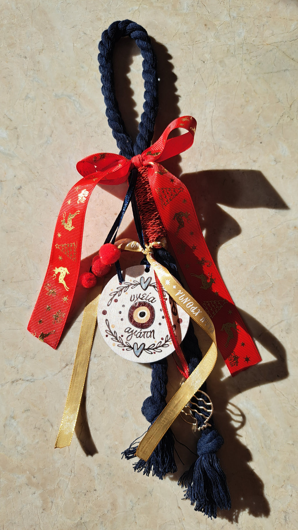 Γούρι “Υγεία & Αγάπη” με Κόκκινες Γιορτινές Κορδέλες | Kallαίσθησις