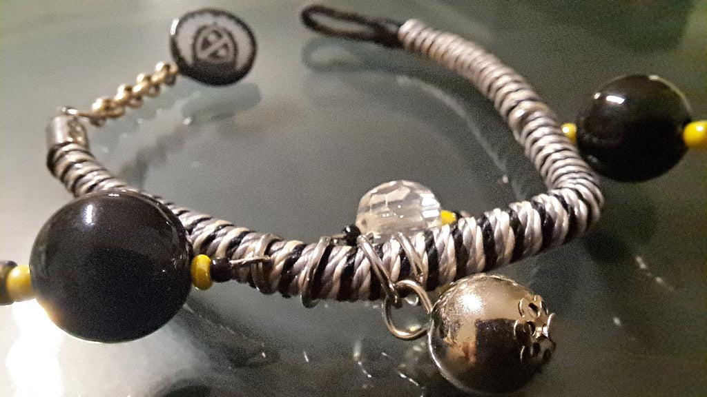 Χειροποίητο Βραχιόλι με Μαύρες & Ασημί Χάντρες και Κίτρινες Λεπτομέρειες | kallαίσθησις